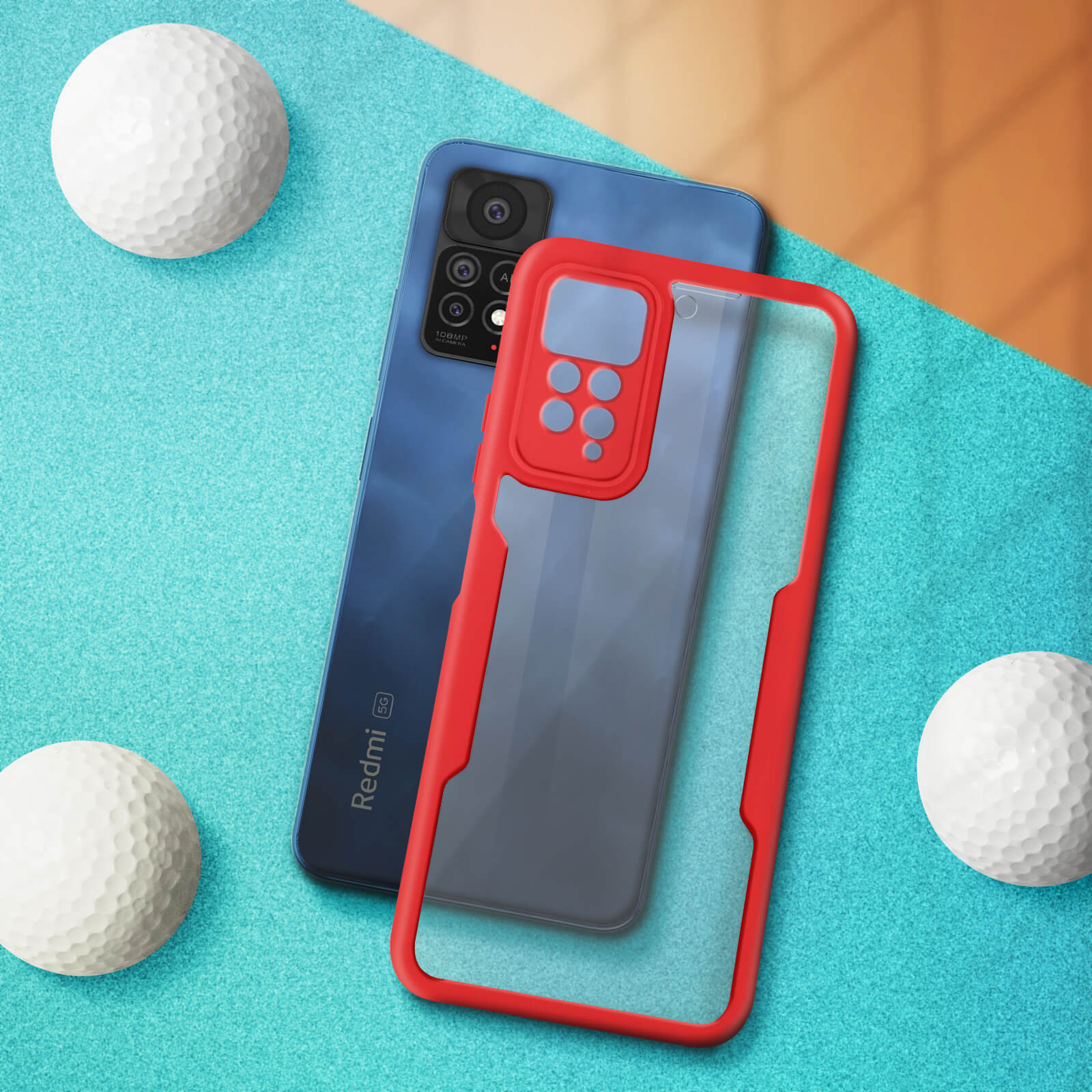 Un telefono blu con una custodia rossa e una custodia rossa su sfondo blu con palline da golf.