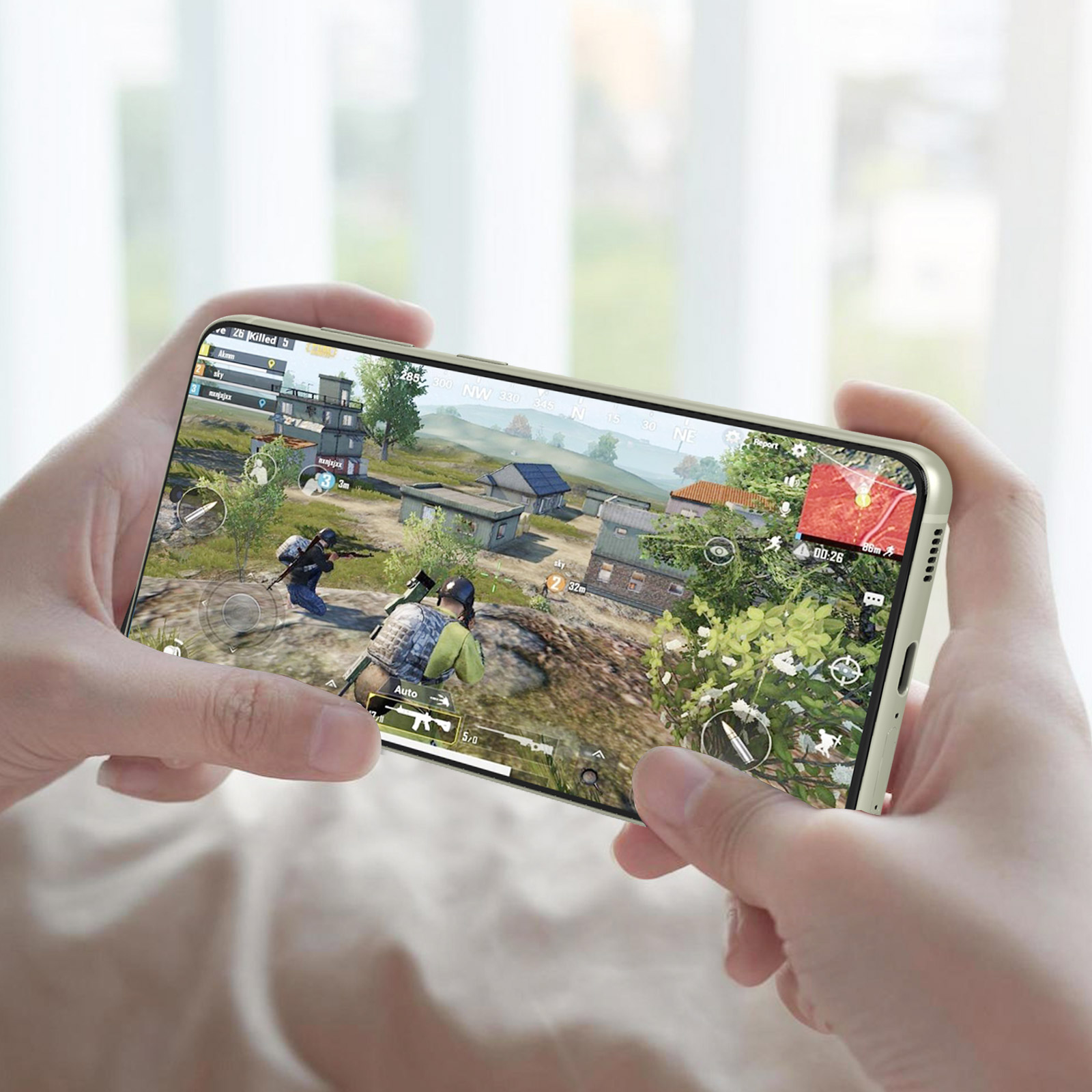 Telefon mit Spielbildschirm. Spielszene sichtbar. Hände halten das Telefon.