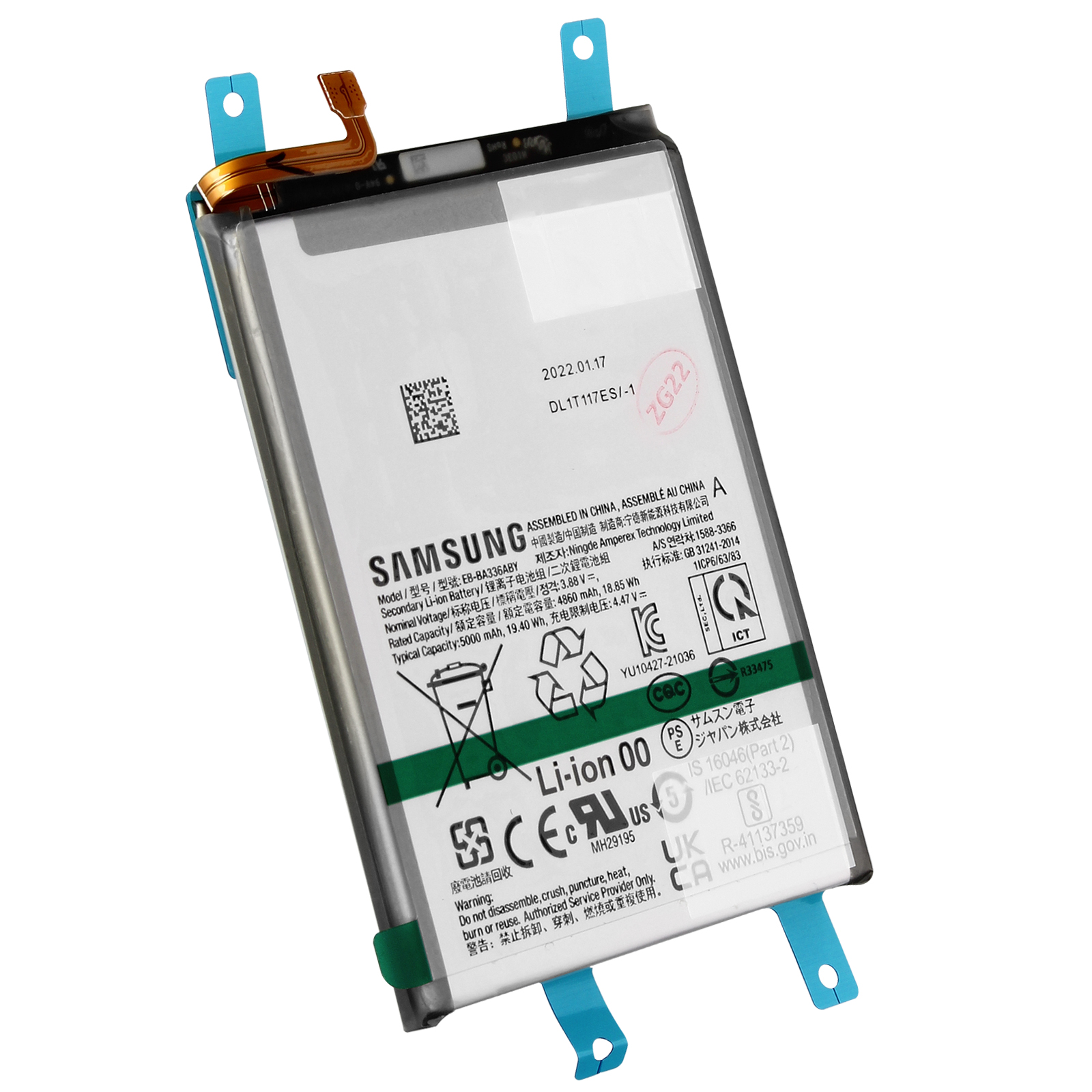 Viene mostrata una batteria del telefono con un'etichetta. L'etichetta include testo e simboli su sfondo bianco.