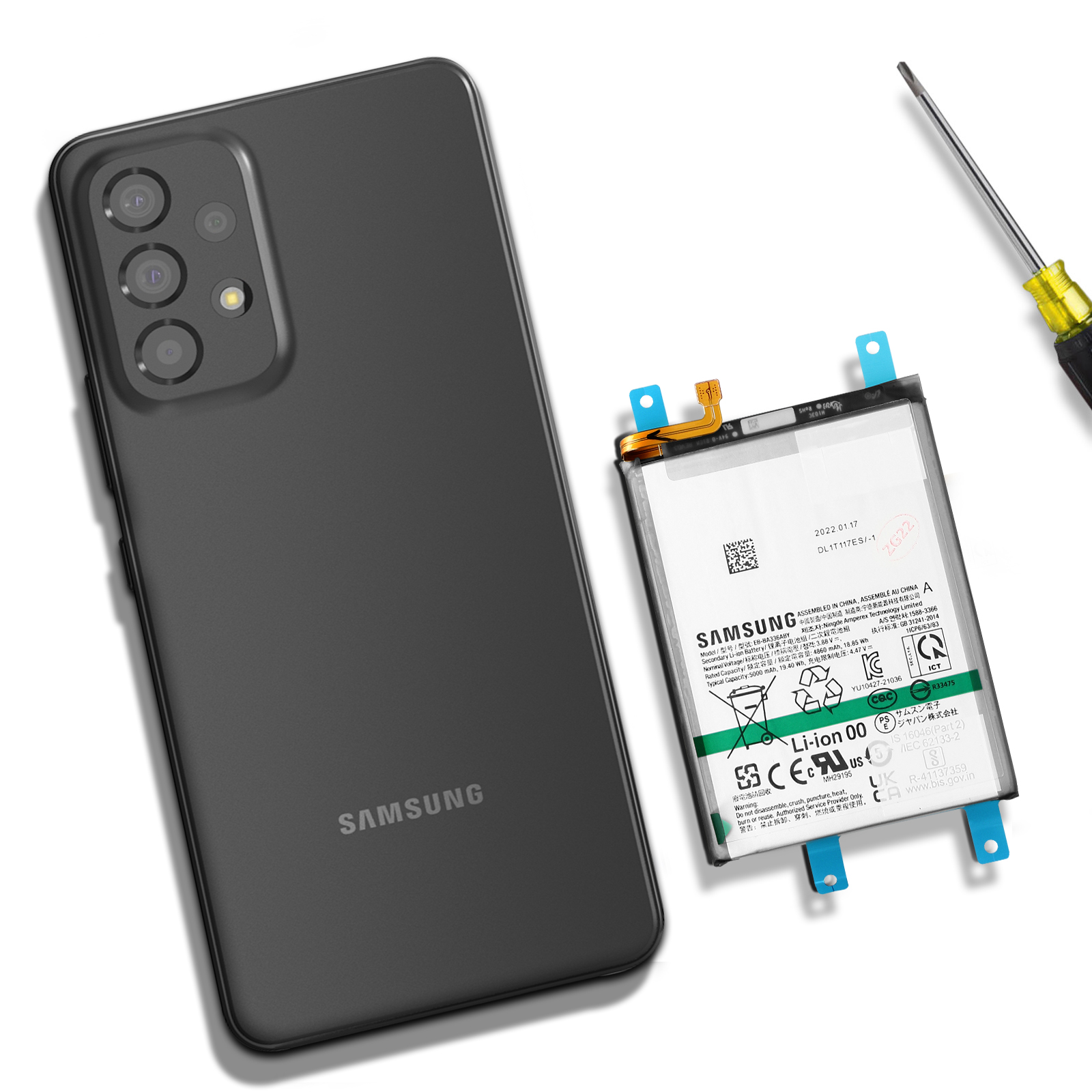 Un telefono nero, una batteria e un cacciavite sono su una superficie bianca. Il telefono ha il logo Samsung.