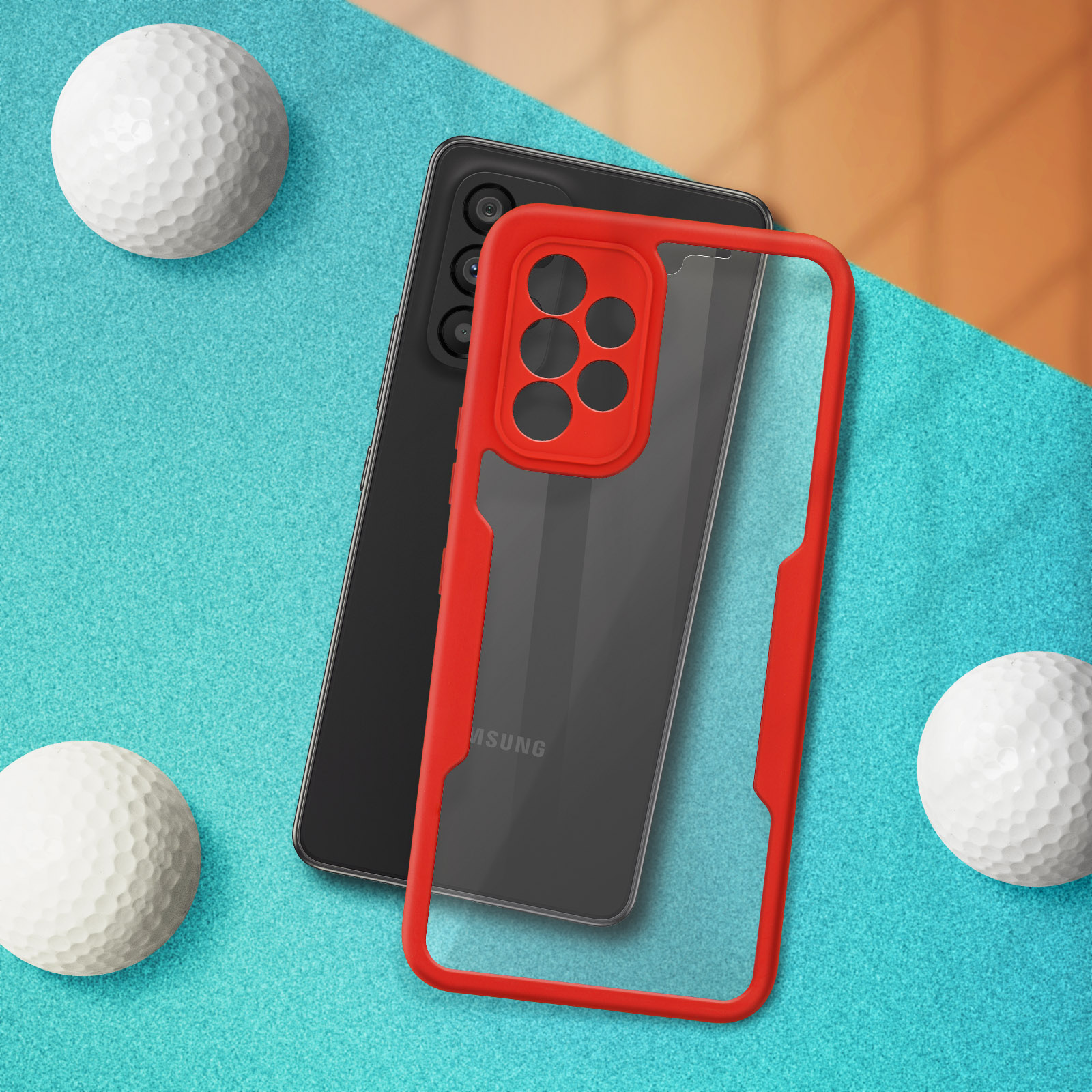 Telefoon in rode en doorzichtige hoes, naast een zwarte telefoon en golfballen op een blauw oppervlak.