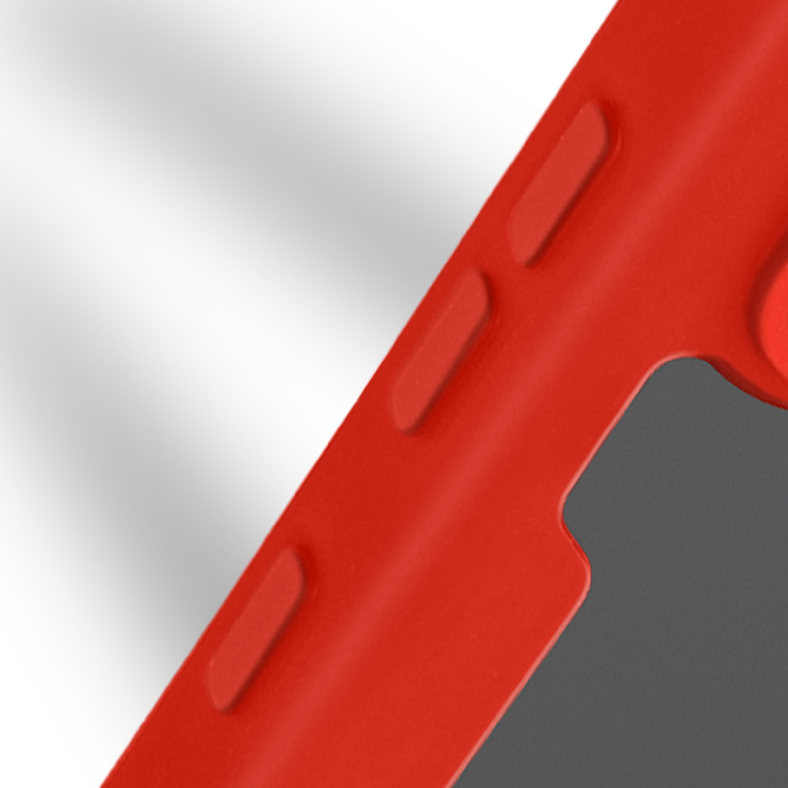 Gros plan sur étui de téléphone rouge avec côtés texturés. Fond blanc.