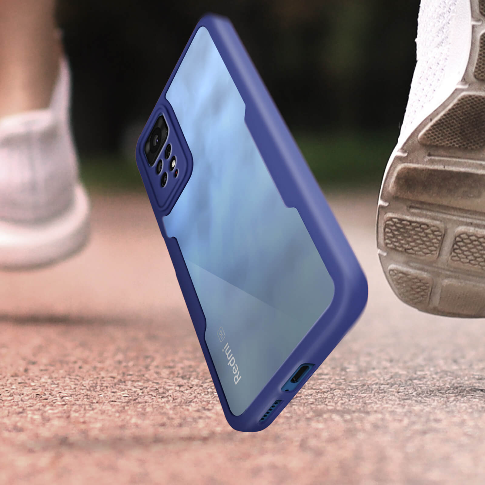 Coque de téléphone bleue avec téléphone à l'intérieur, avec une scène de course en arrière-plan.