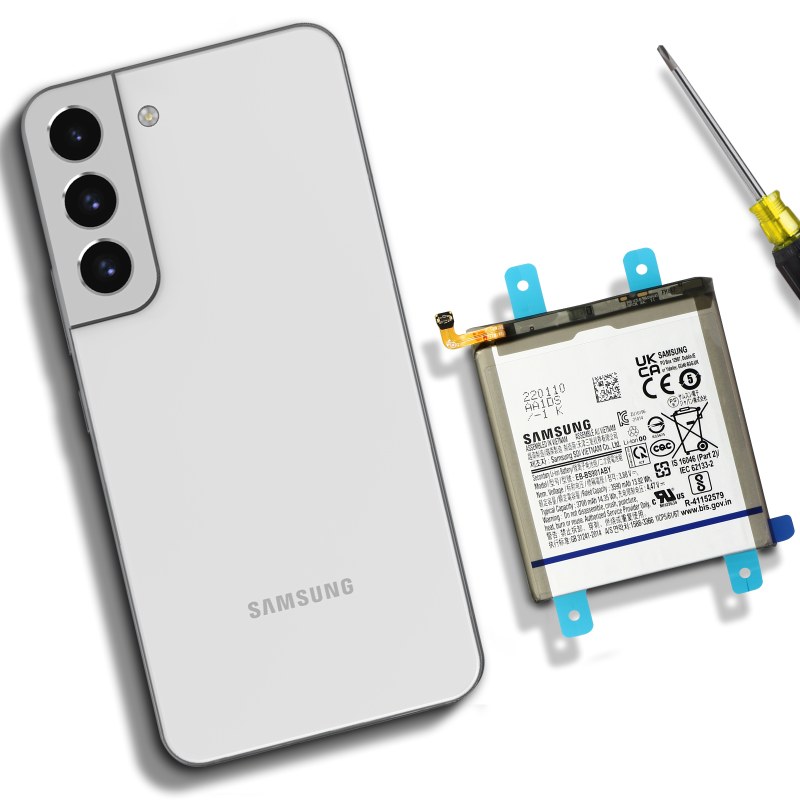 Téléphone blanc, batterie et tournevis sur surface blanche. Logo Samsung visible.
