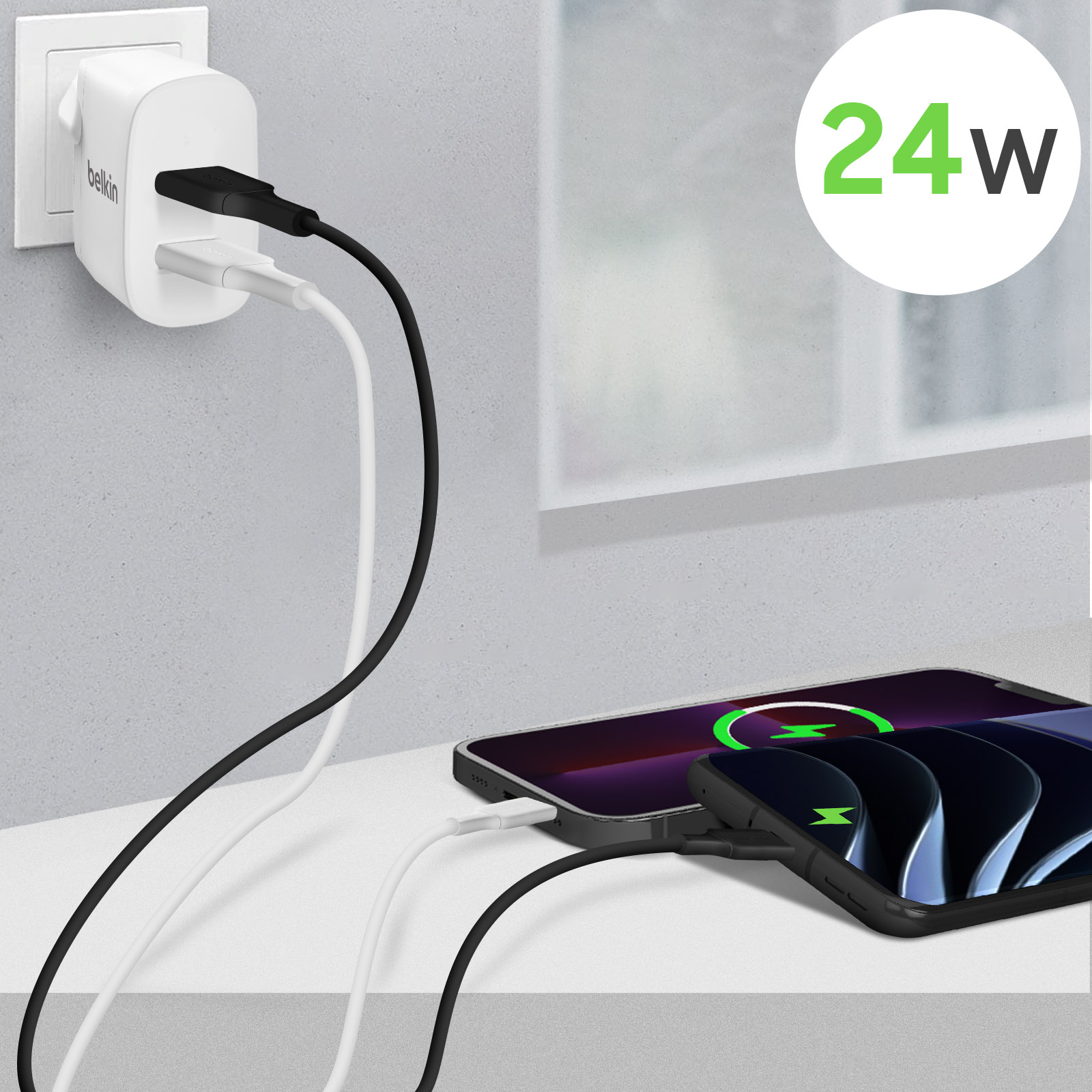 Caricatore Belkin bianco collegato, carica due telefoni. Etichetta 24W.