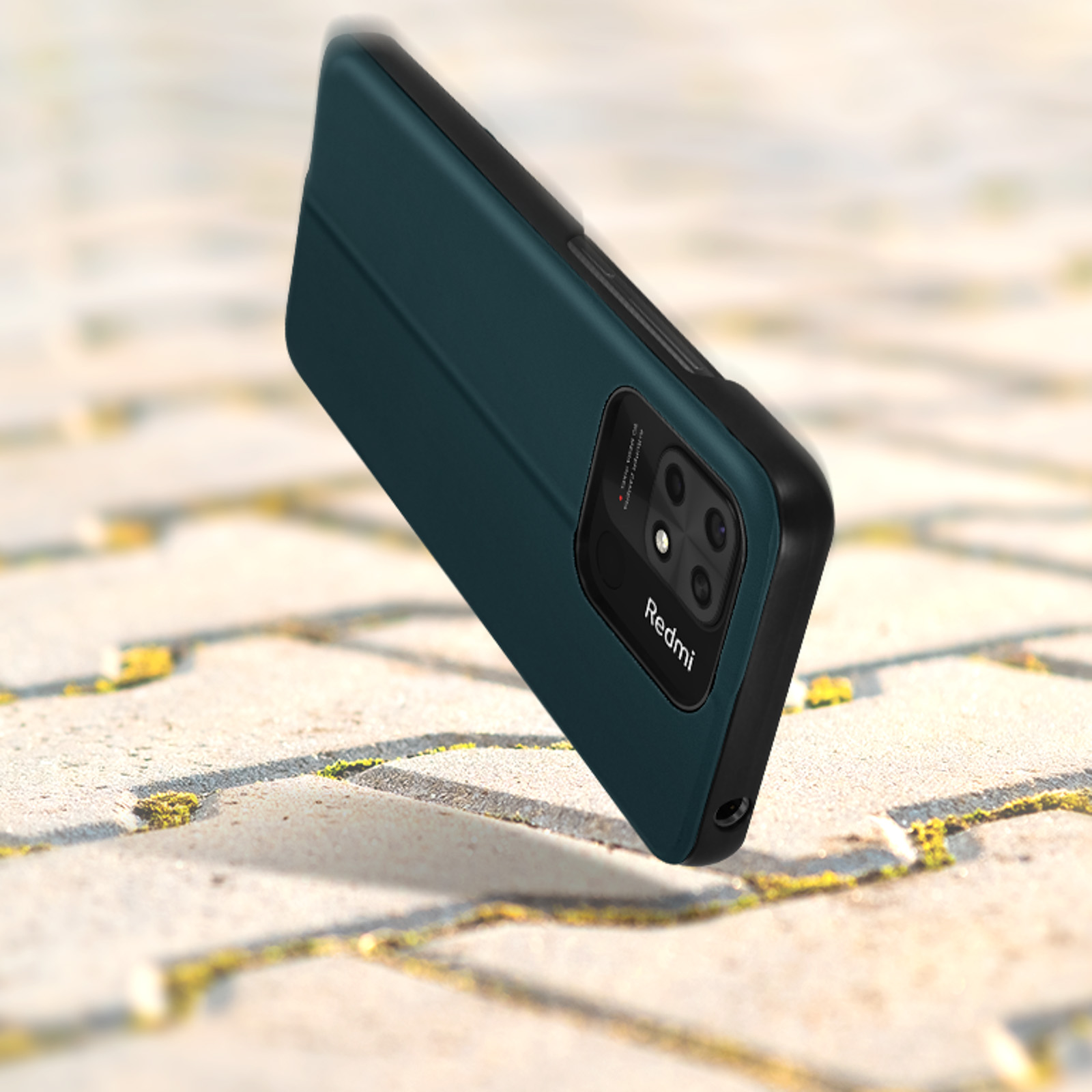 Una custodia per telefono verde acqua con lenti della fotocamera e il logo Redmi su una superficie strutturata.