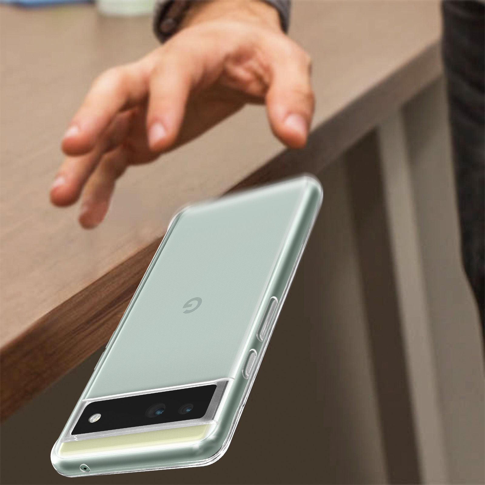 Een telefoon in een doorzichtige hoes valt. Een hand reikt ernaar. De achtergrond is een houten tafel.