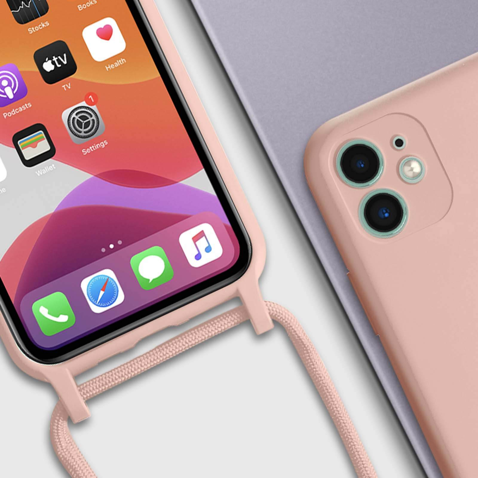 Un téléphone avec un étui rose clair et une lanière. Un deuxième téléphone en arrière-plan.