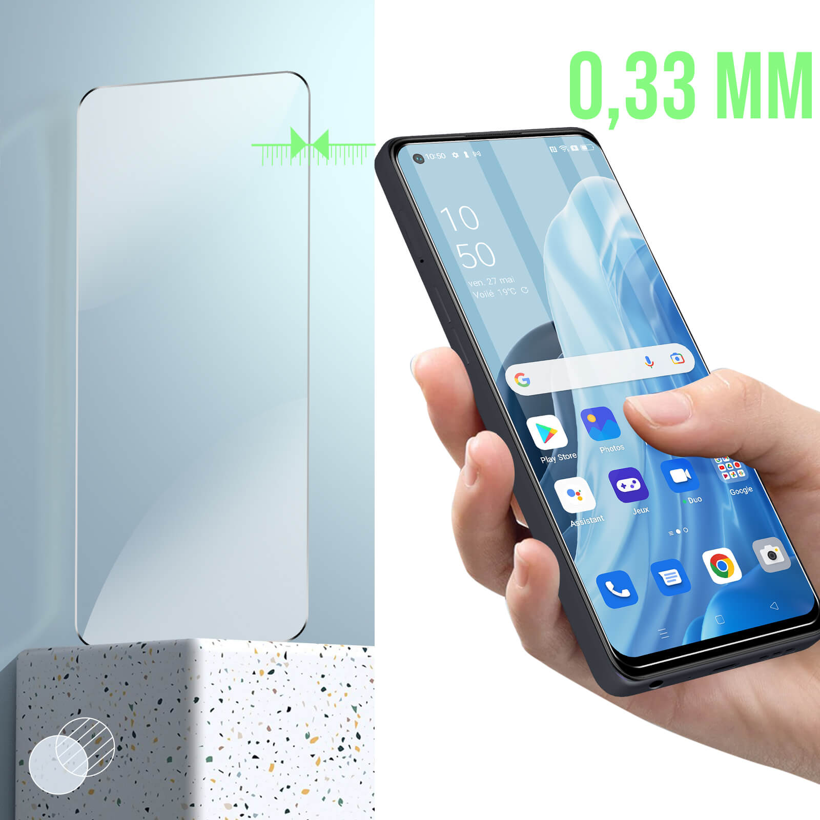 Telefoon met een schermbeschermer. Een hand houdt de telefoon vast. De dikte van de beschermer wordt getoond.