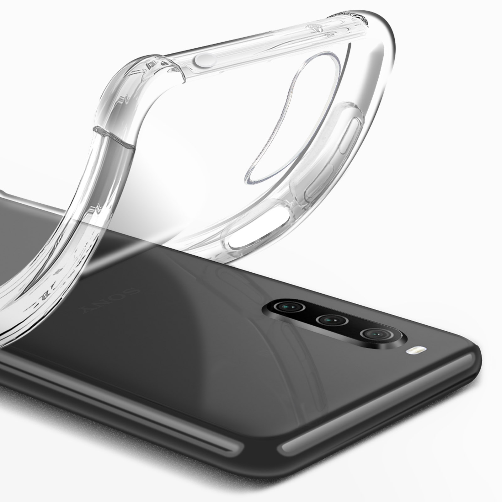 Custodia trasparente su un telefono nero. Le lenti della fotocamera sono visibili. Sfondo bianco.