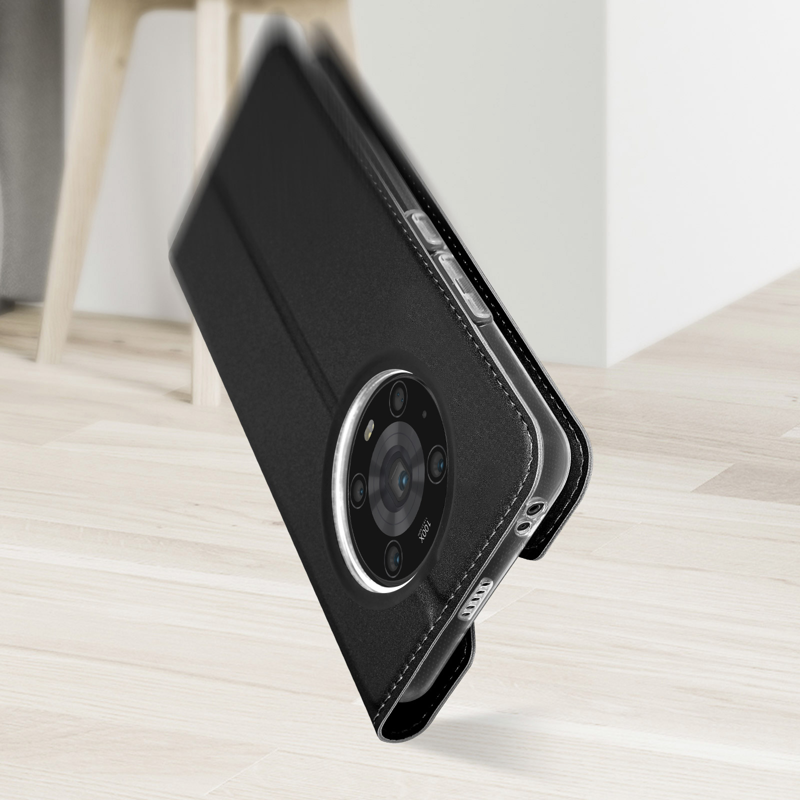 Una custodia per telefono nera con un obiettivo della fotocamera. La custodia è su una superficie bianca.