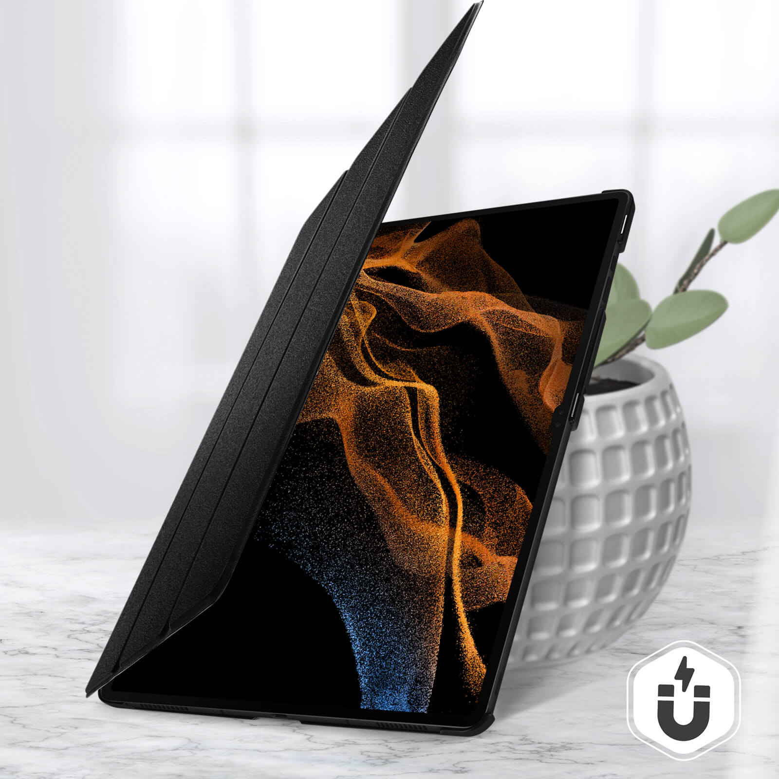 Una custodia per tablet aperta, che mostra lo schermo di un tablet, con una pianta sullo sfondo.