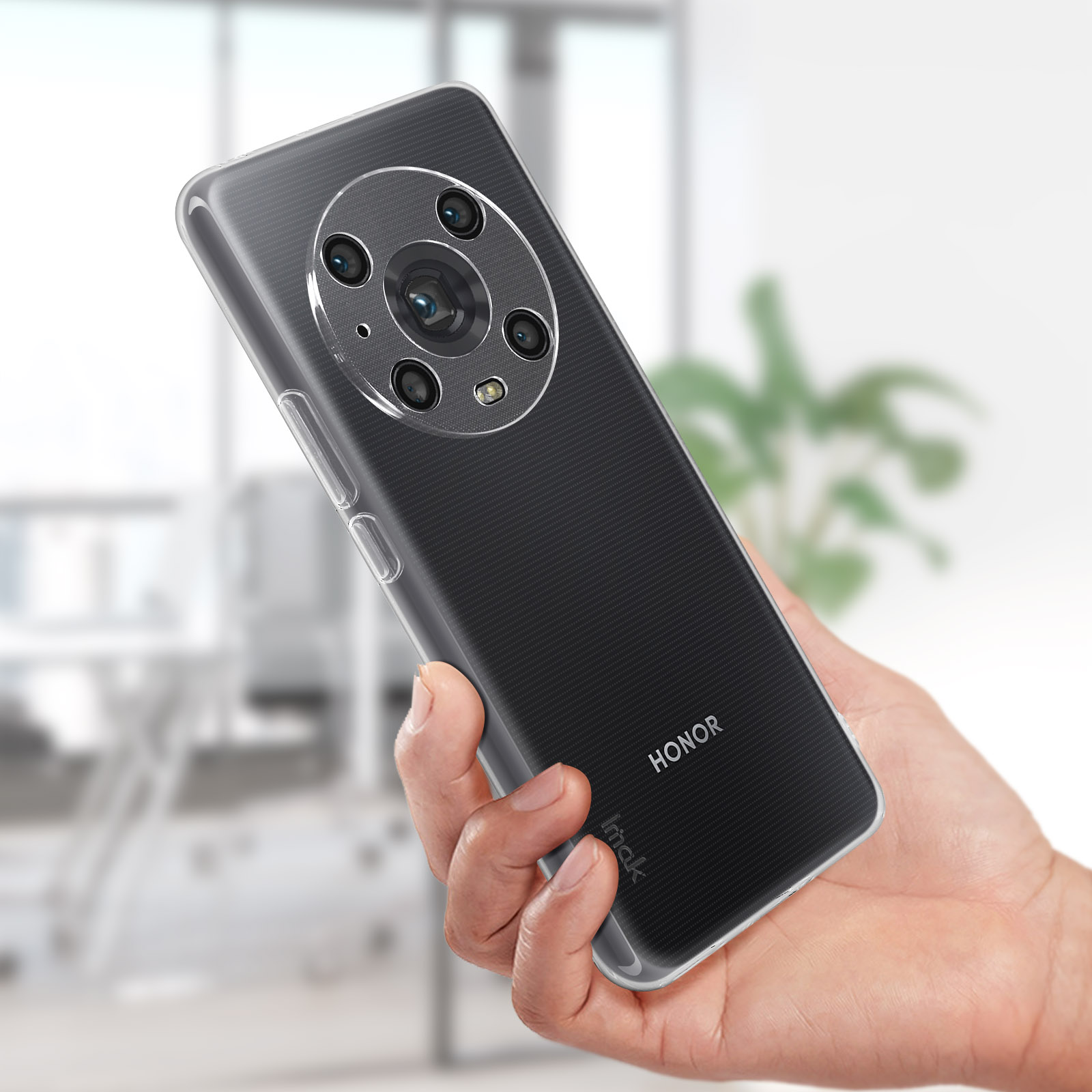 Una mano tiene in mano un telefono con una custodia trasparente. La custodia ha più fotocamere.