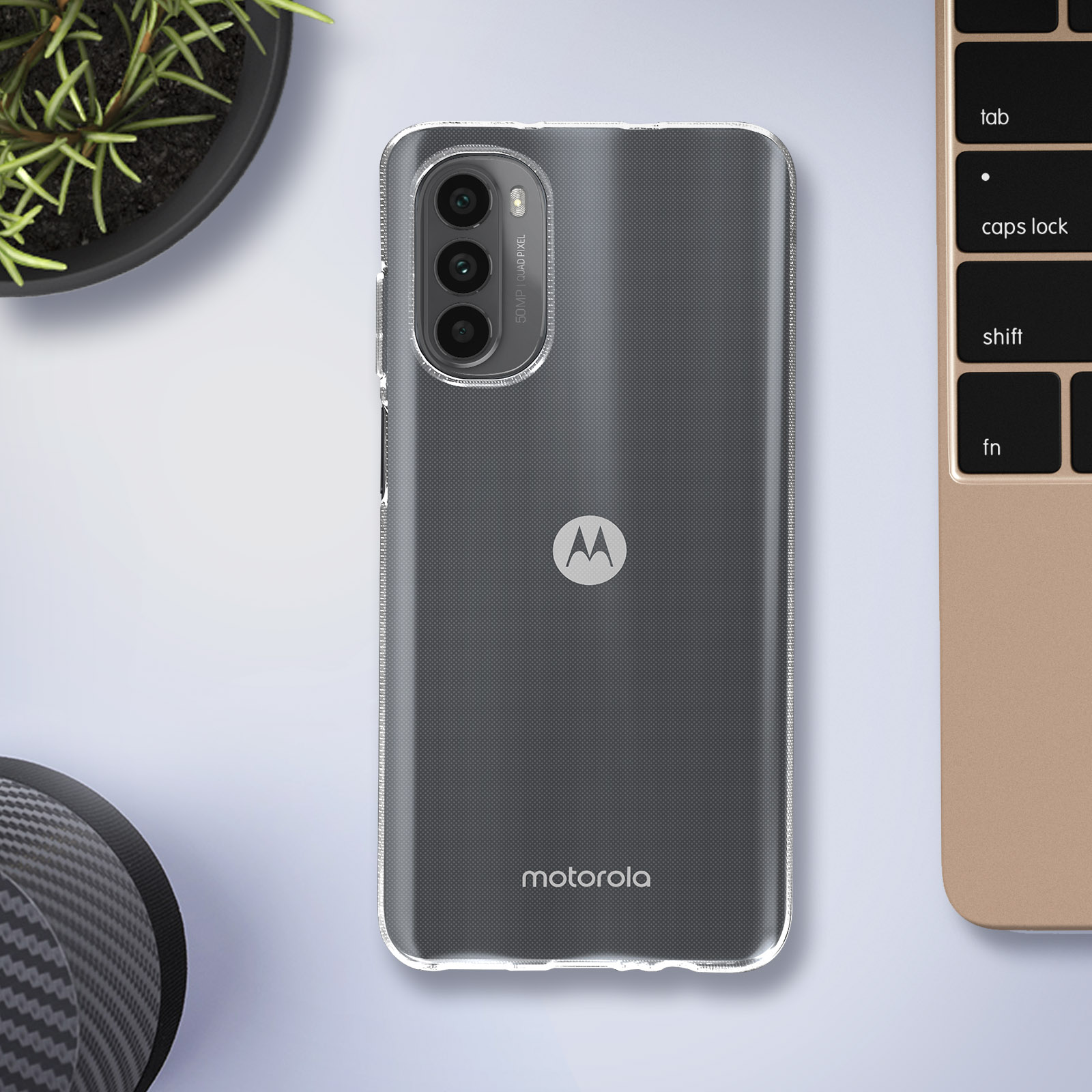 Custodia per telefono con logo Motorola su una scrivania con tastiera e pianta.