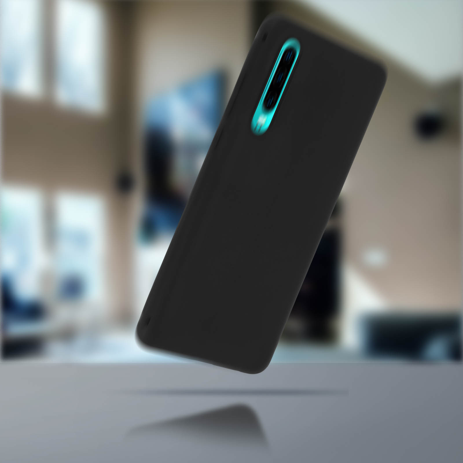 Una custodia per telefono nera con un telefono all'interno, con dettagli blu della fotocamera, su una superficie sfocata.