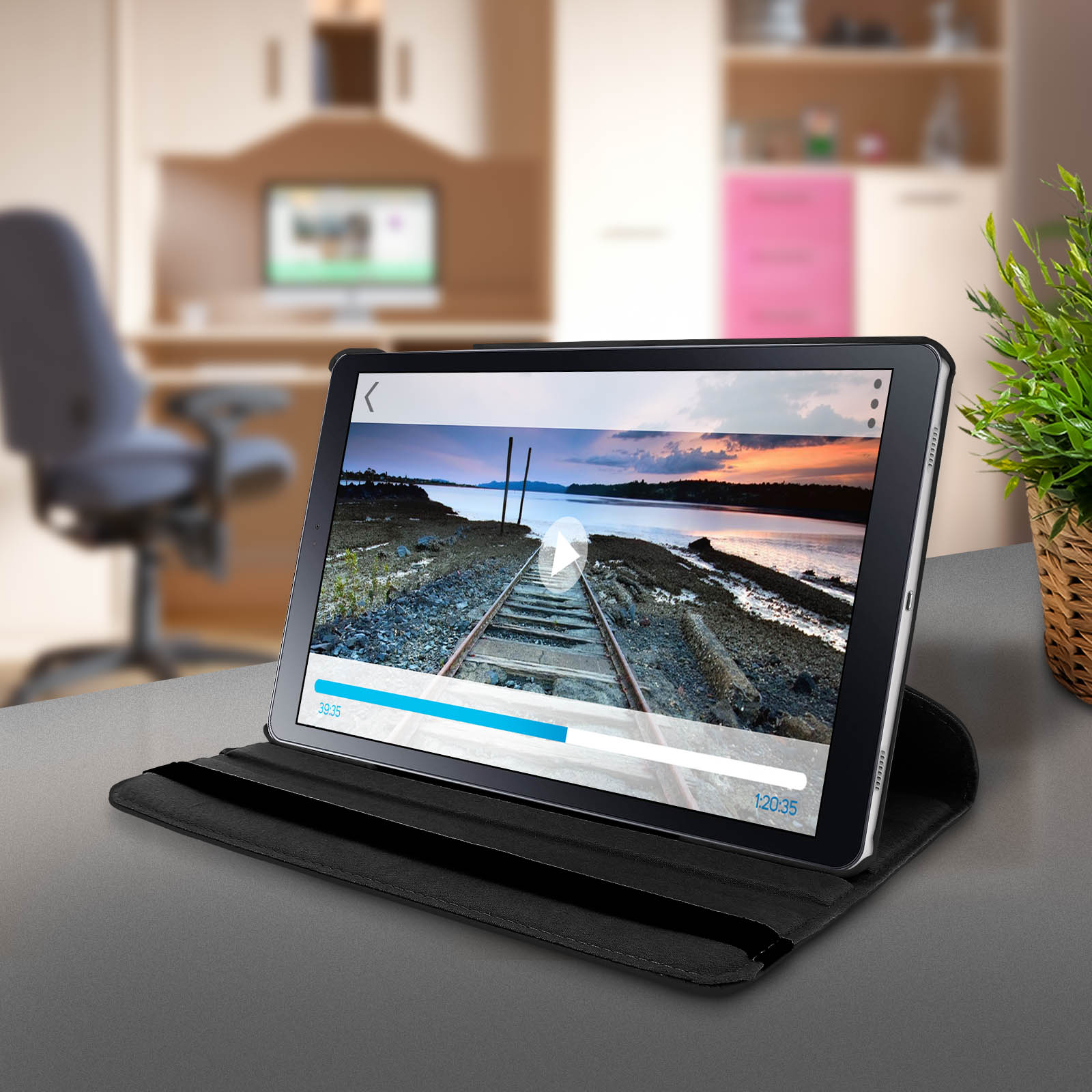 Tablet in una custodia nera, che mostra un video con una scena ferroviaria come sfondo.
