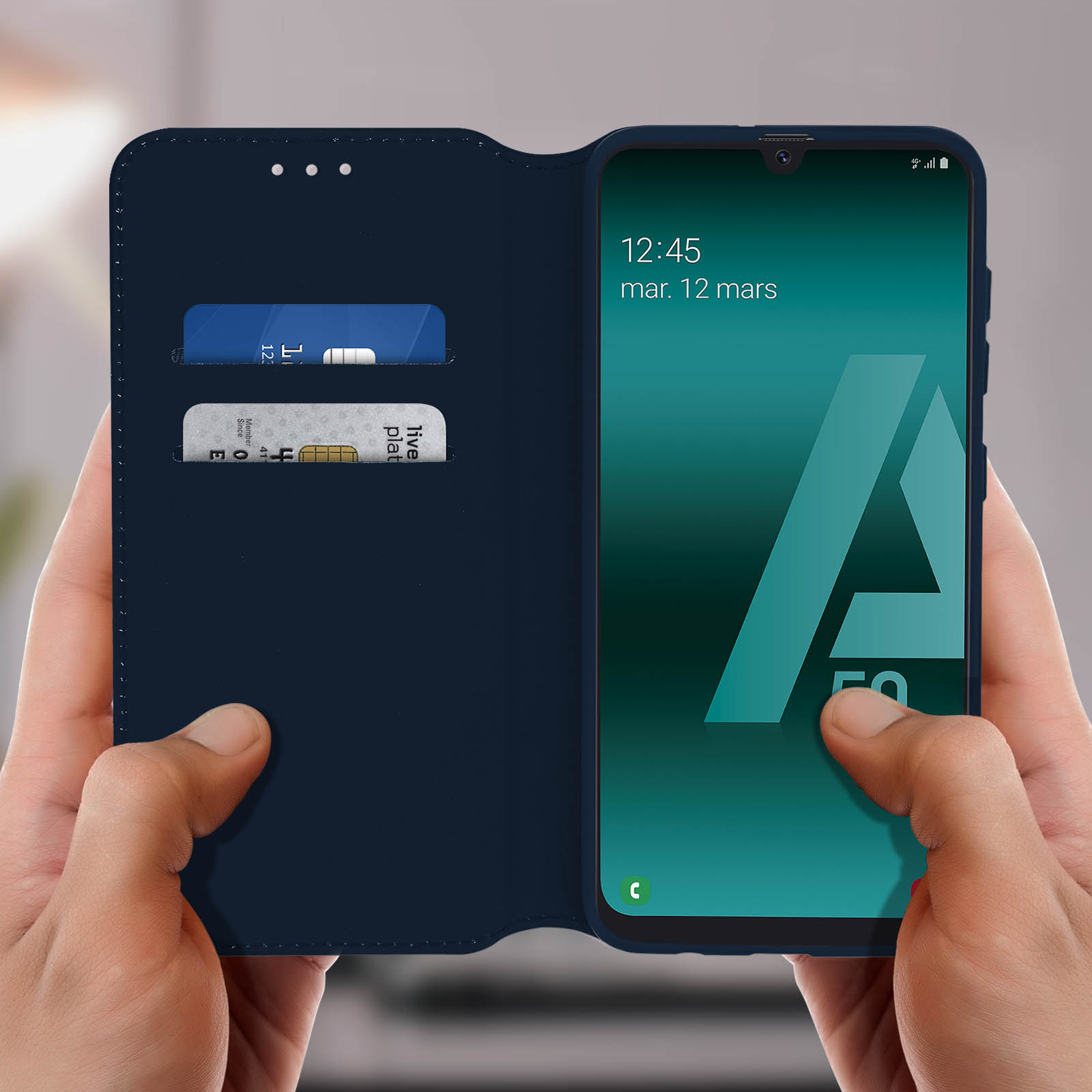 Una custodia blu navy, aperta, che mostra un telefono con uno schermo che mostra carte.