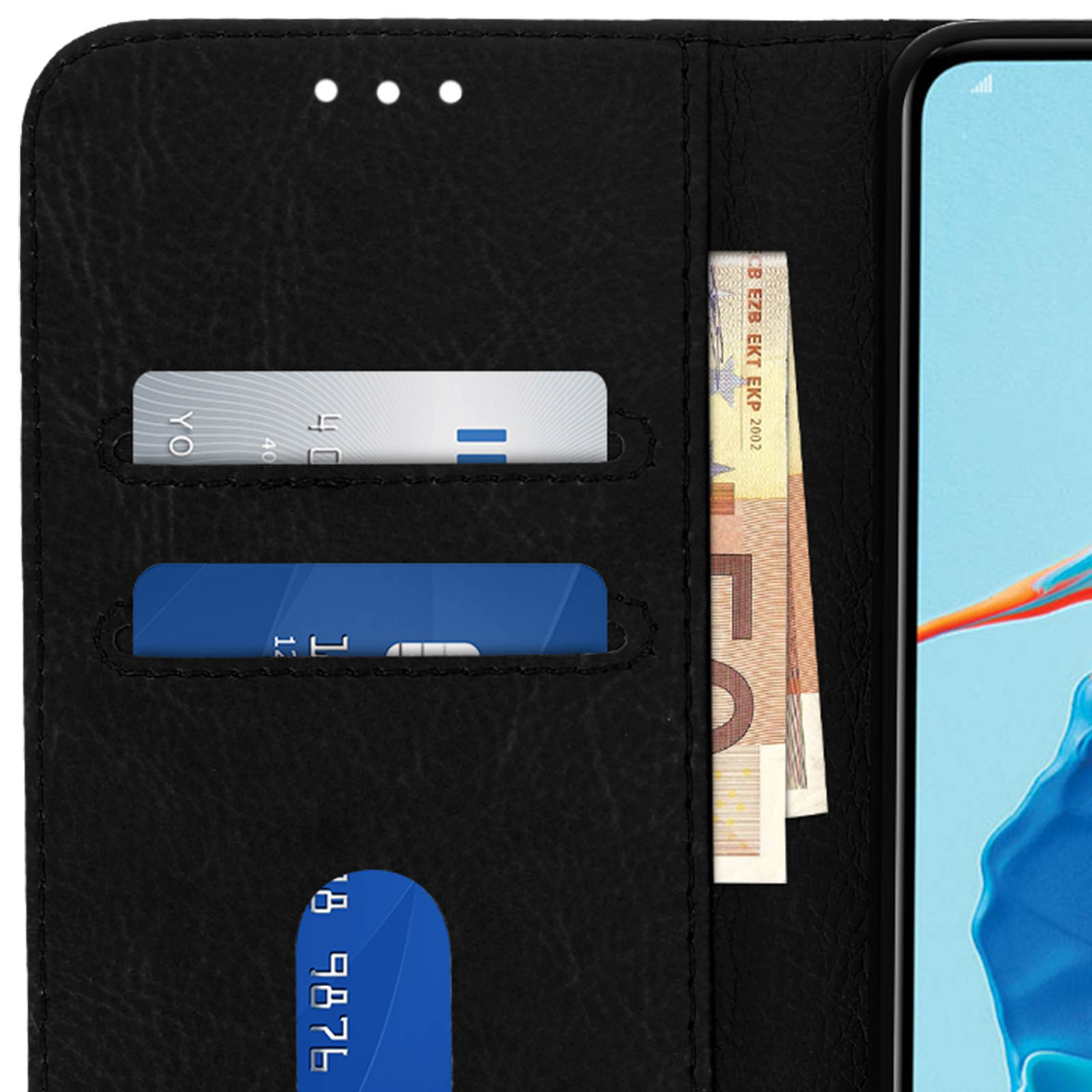 Un telefono in una custodia a portafoglio nera, che mostra carte di credito e contanti. Lo schermo è visibile.