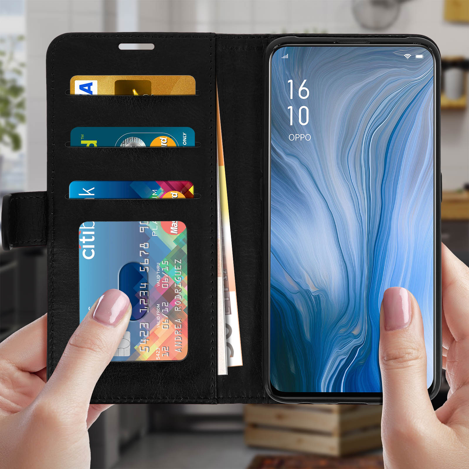 Custodia a portafoglio nera aperta con carte e contanti. Lo schermo del telefono mostra l'ora e il logo del marchio.
