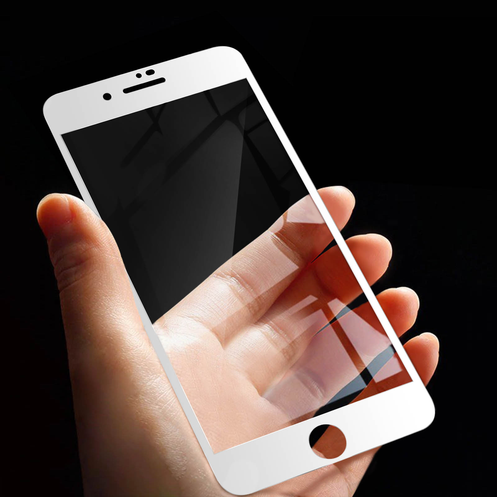 Una mano che tiene uno smartphone con una protezione per lo schermo su sfondo nero.