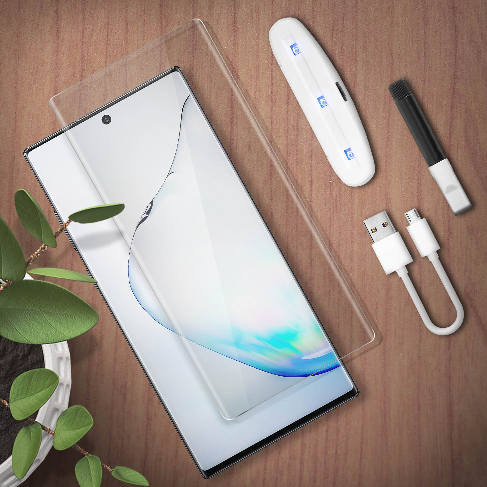 Un telefono con una protezione per lo schermo, una luce UV e un cavo di ricarica.