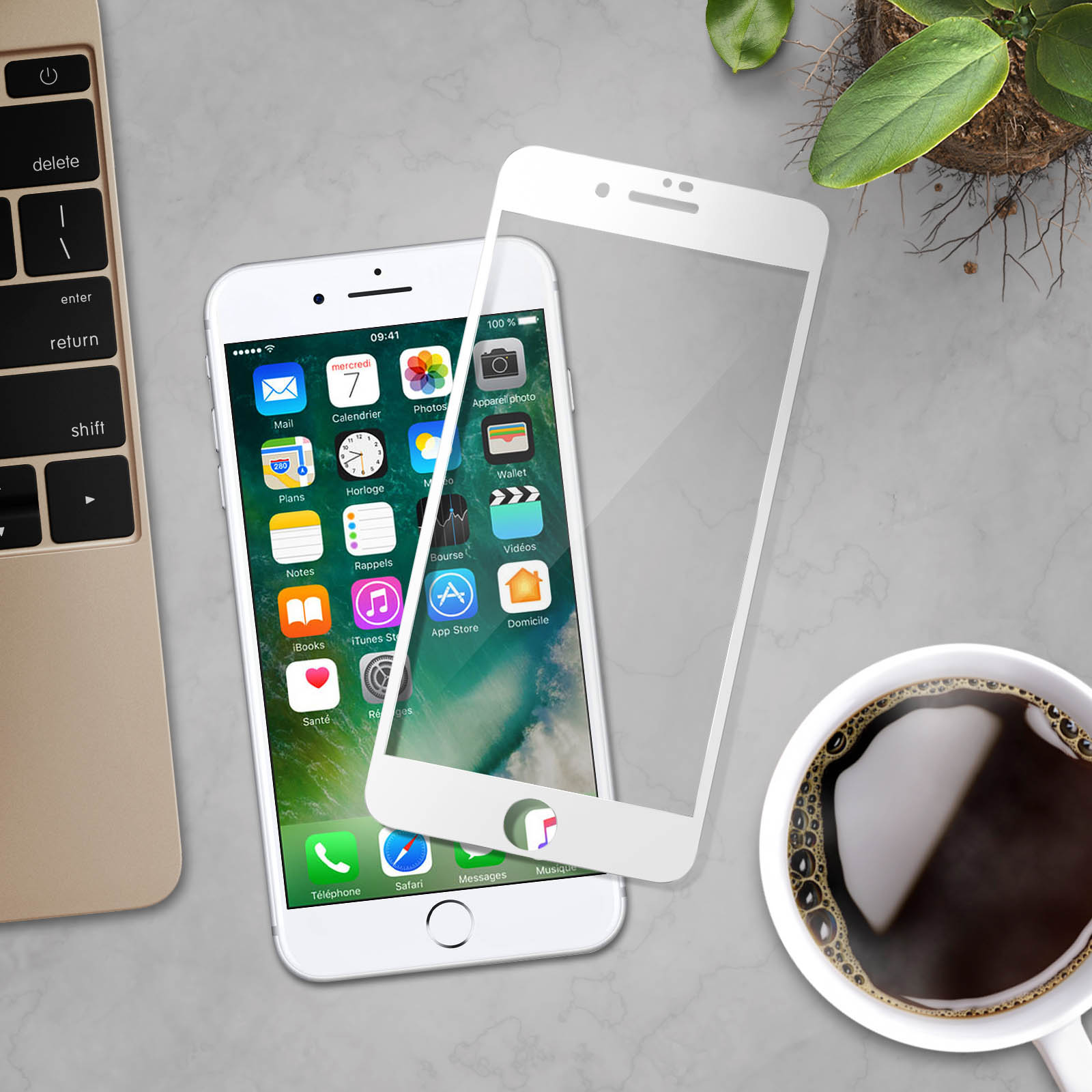 Telefono bianco con protezione schermo, tazza di caffè e laptop su un tavolo. Lo schermo mostra icone.