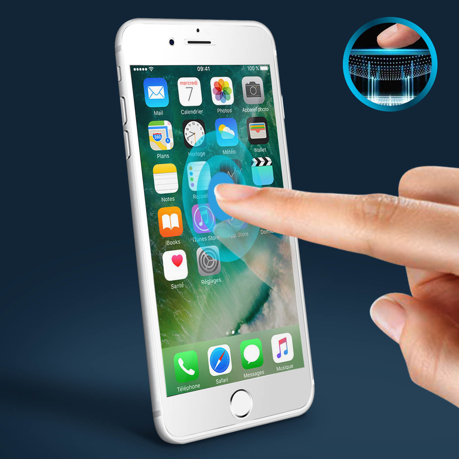 Un telefono bianco con icone di app sullo schermo, un dito che indica l'icona di iTunes Store.
