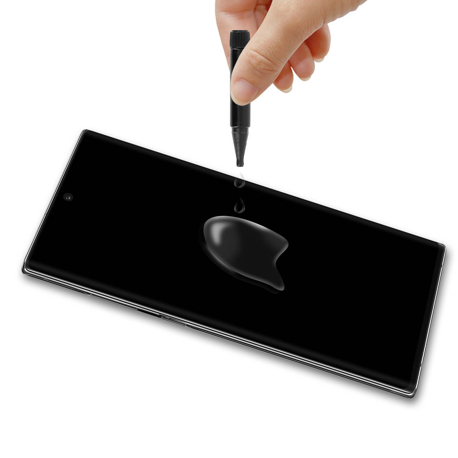 Mano che applica liquido sullo schermo nero di un telefono, con una goccia che si forma.