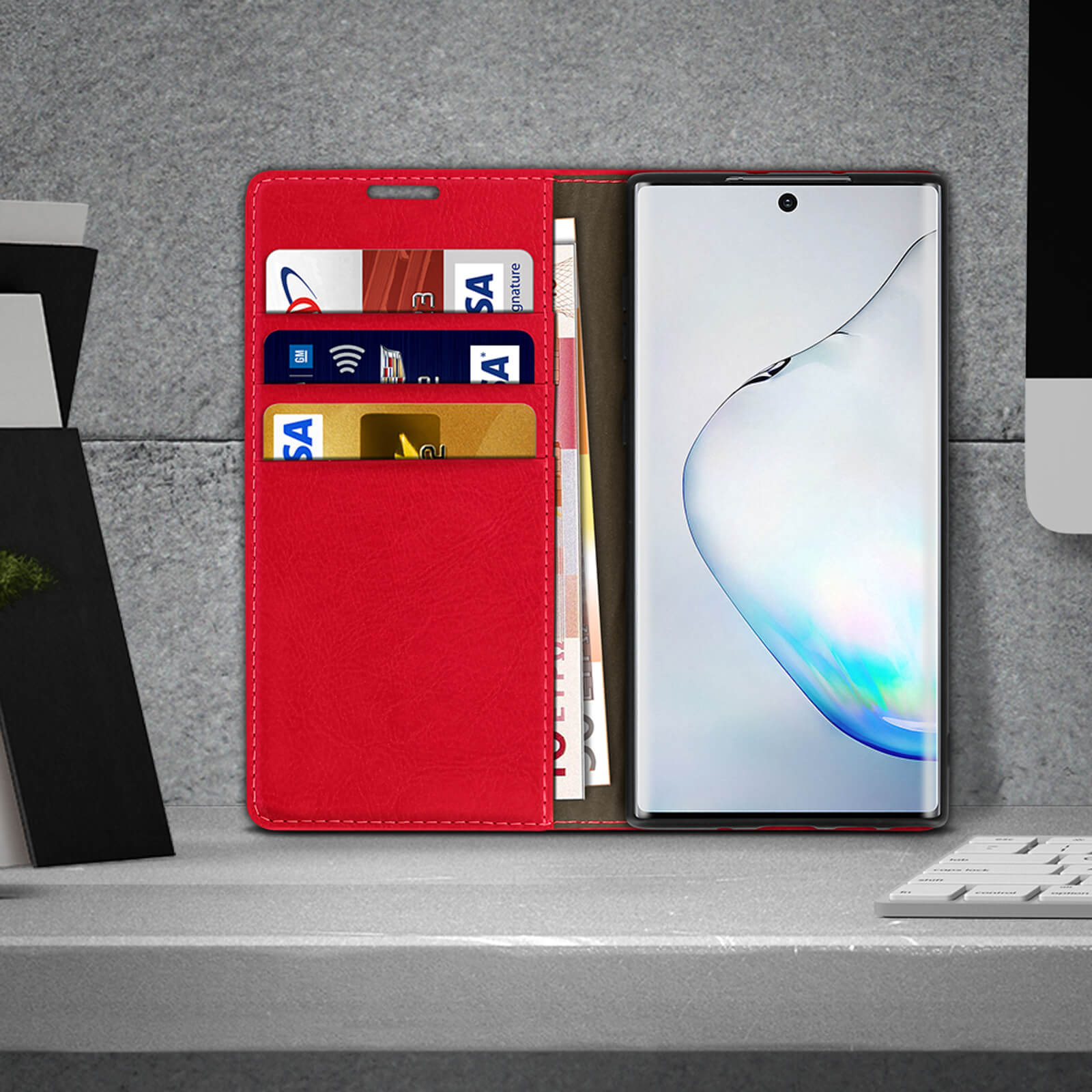 Étui de téléphone en cuir rouge avec cartes et un téléphone. L'écran du téléphone est visible.