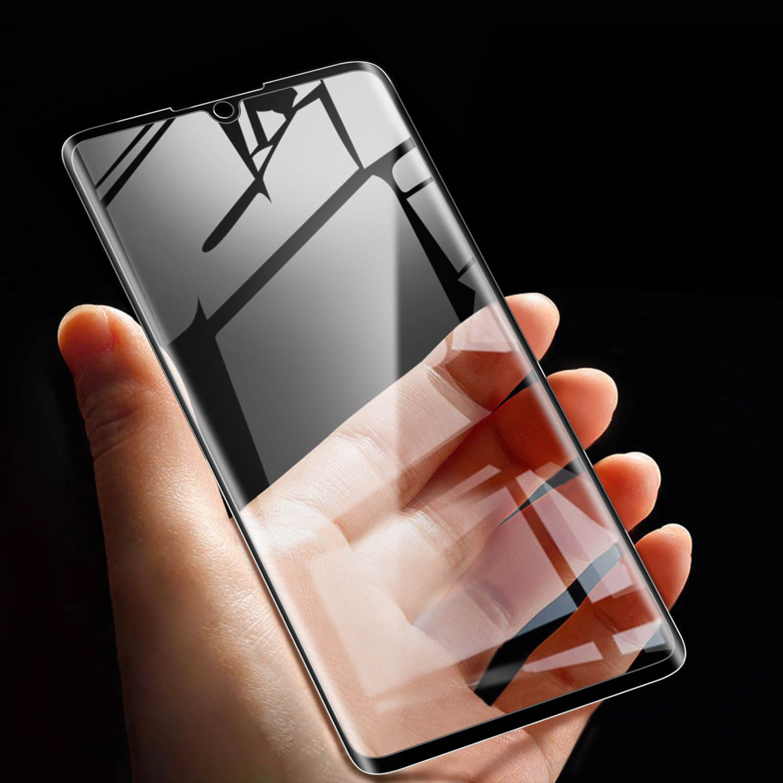 Mano che tiene un telefono con protezione schermo. Lo schermo del telefono è visibile con sfondo nero.