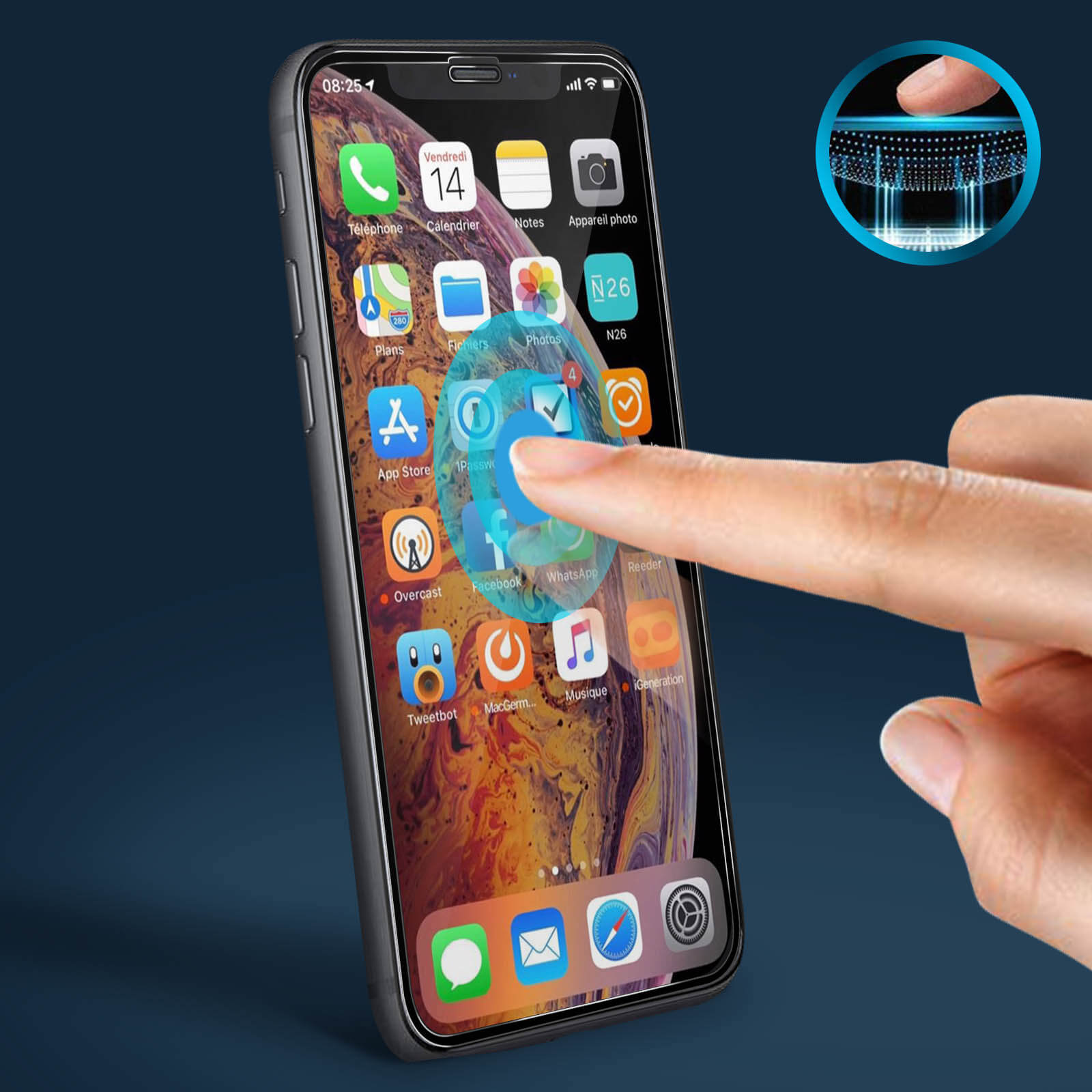 Mano che tocca lo schermo del telefono, app visualizzate. Sul telefono c'è una protezione schermo.