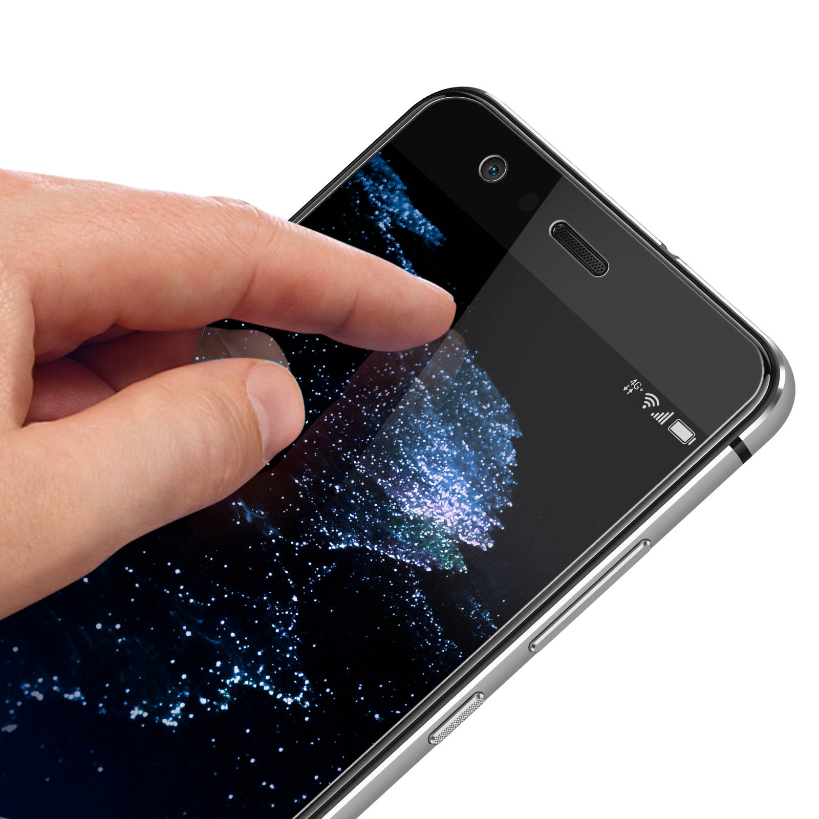 Una mano tocca lo schermo di uno smartphone che mostra un'immagine simile a una galassia. Il telefono è argentato, lo sfondo bianco.