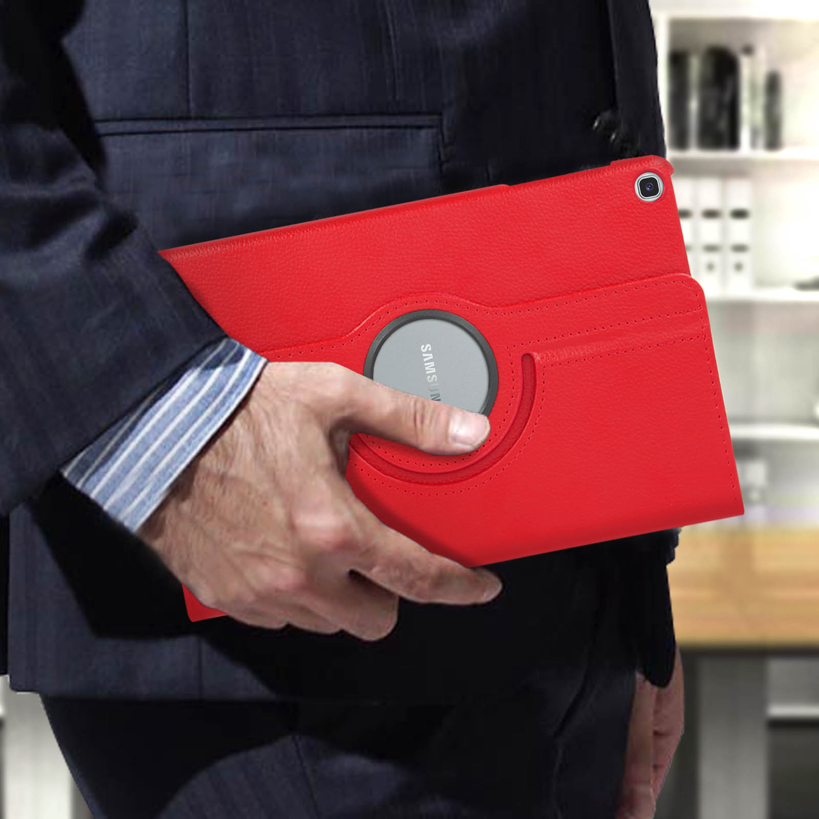 Una persona che tiene una custodia rossa per tablet in giacca e cravatta. Il tablet è dentro.