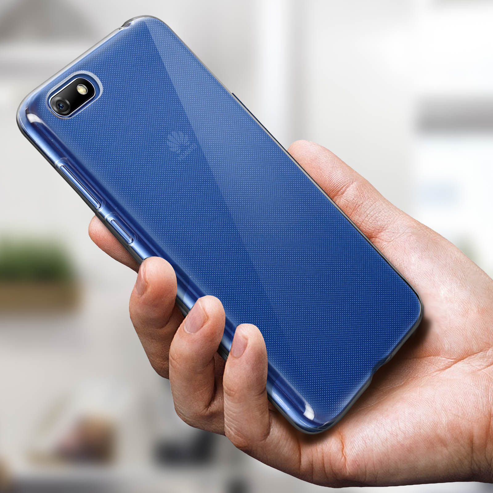 Mano che tiene una custodia blu per telefono. La custodia è su un telefono. Lo sfondo è sfocato.