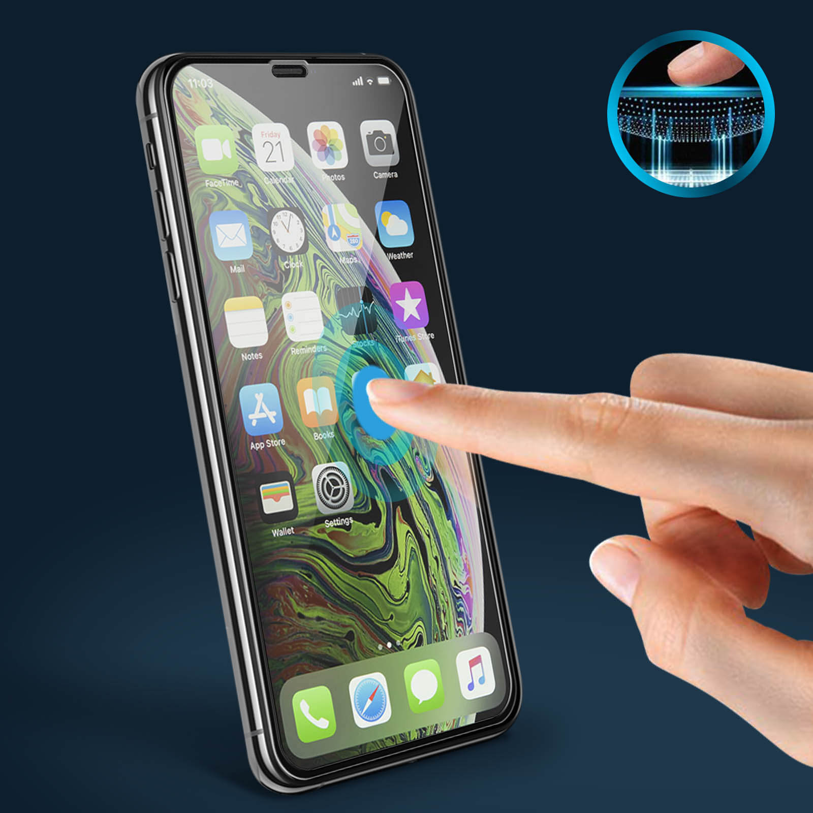 Mano che tocca lo schermo del telefono, app visualizzate. Sul telefono c'è una protezione schermo.
