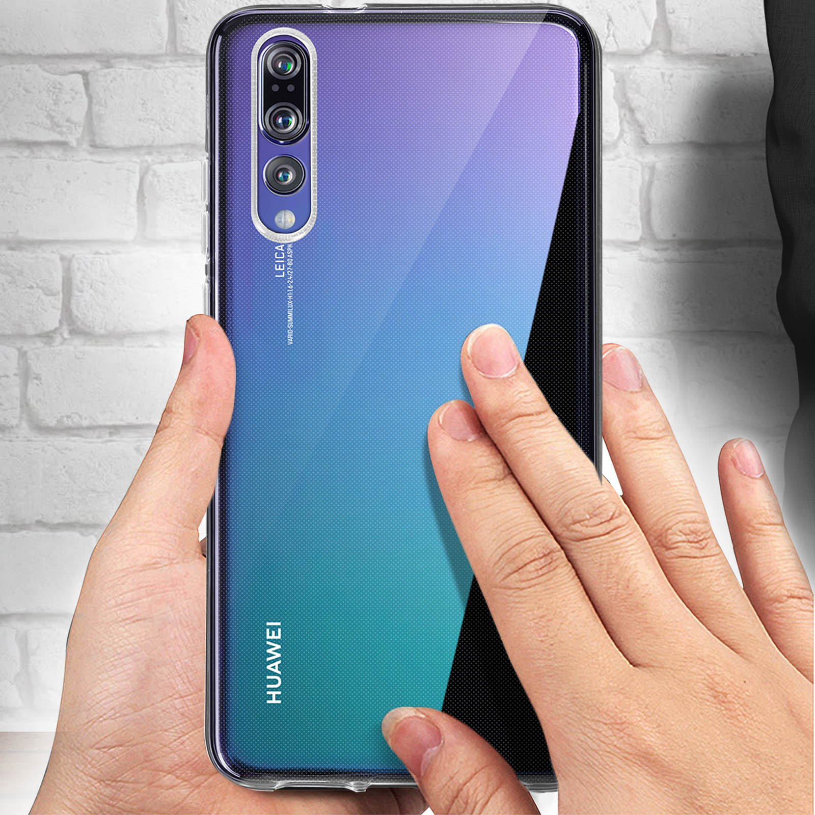 Mani che tengono uno smartphone con sfumatura blu e verde sul retro.