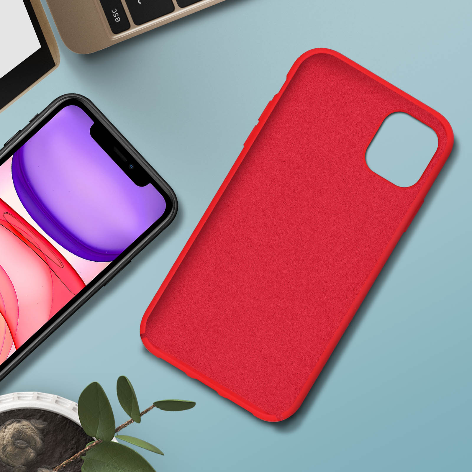 Coque de téléphone rouge et téléphone. Un téléphone noir est à l'intérieur. Le fond est vert flou.