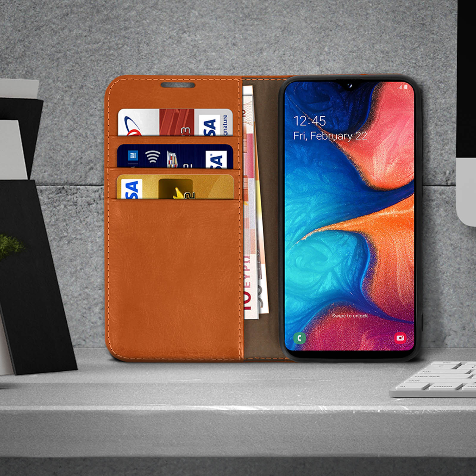 Telefon in einer braunen Brieftaschenhülle mit Karten und Bargeld. Das Telefon zeigt Uhrzeit und Datum an.