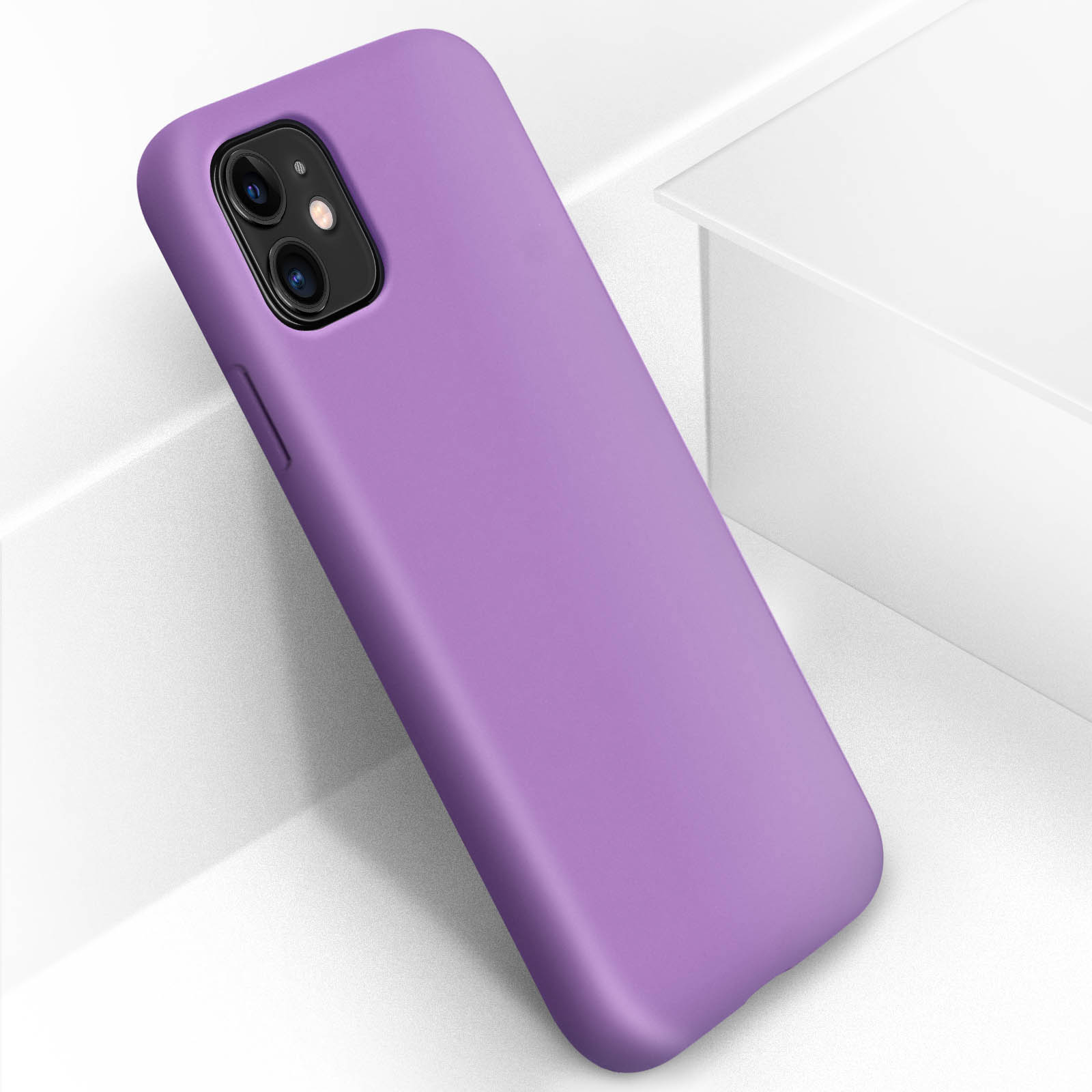 Paarse telefoonhoes op een wit oppervlak. De telefoonhoes heeft een gladde textuur.