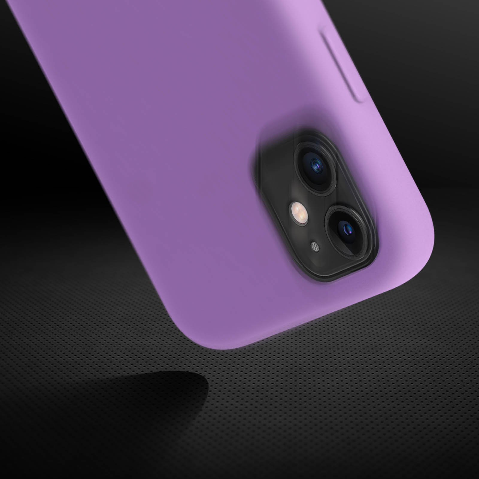 Paarse telefoonhoes die de cameralenzen laat zien. De hoes ligt op een gestructureerd donker oppervlak.