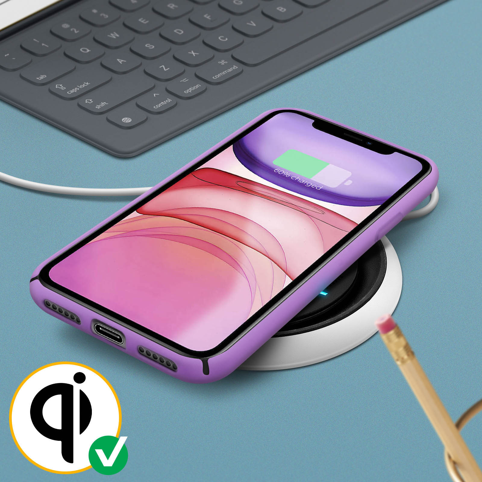 Telefoon in een paarse hoes draadloos opladen op een wit oplaadpad. Een potlood ernaast.