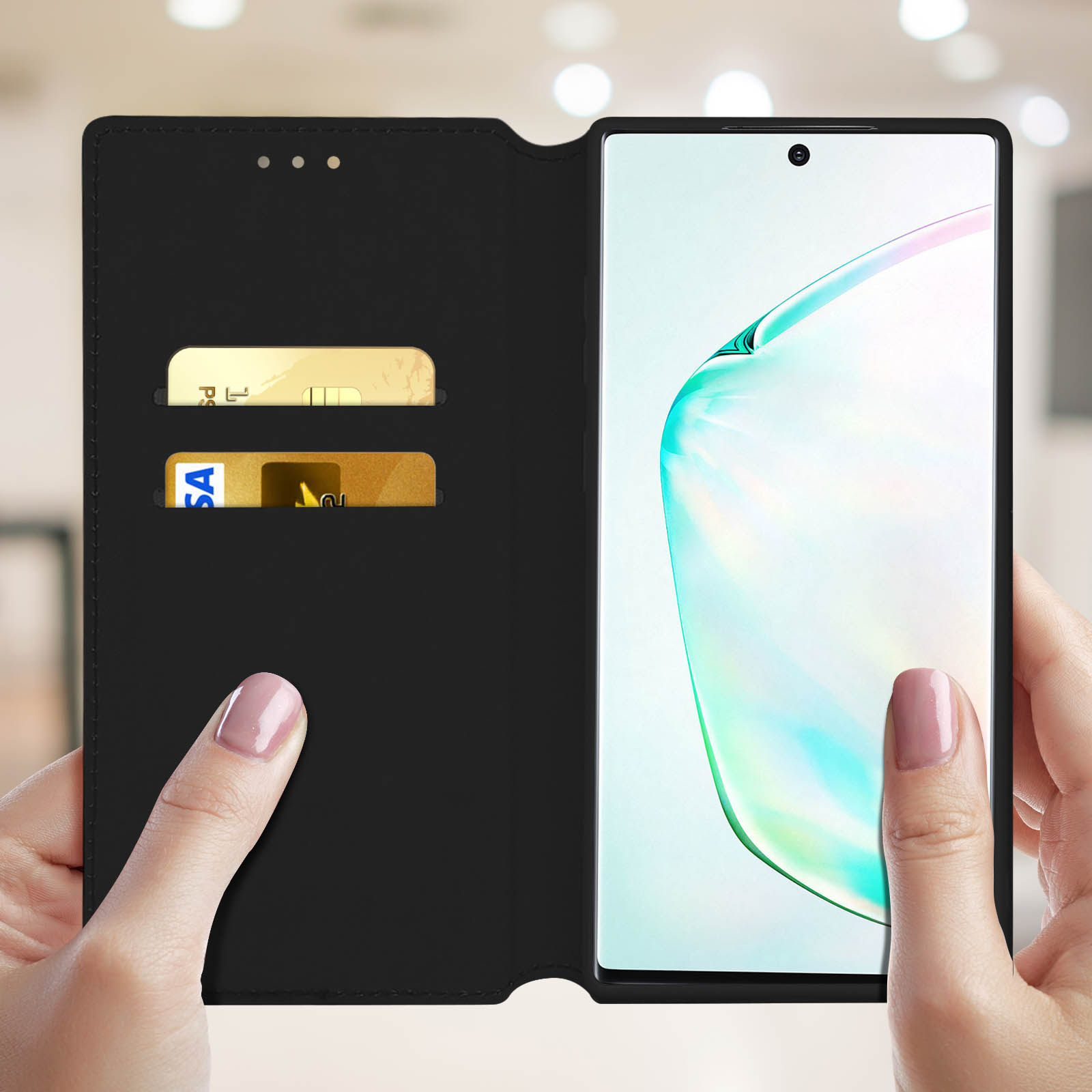Étui de téléphone noir ouvert, montrant un écran et des fentes pour cartes, tenu par des mains.