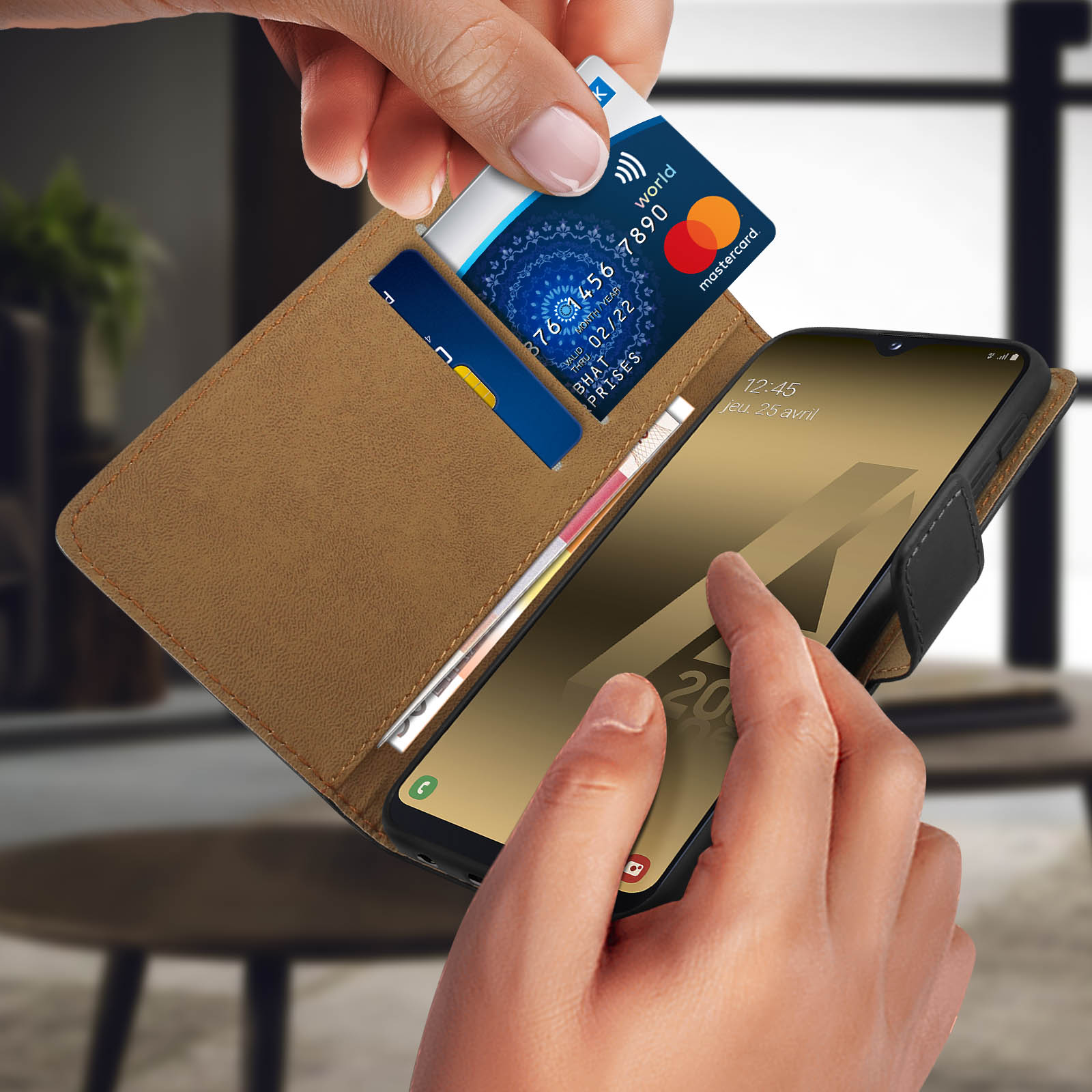 Mano che apre custodia a portafoglio, rivelando carte e telefono. Lo schermo del telefono mostra l'ora. Sfondo sfocato.