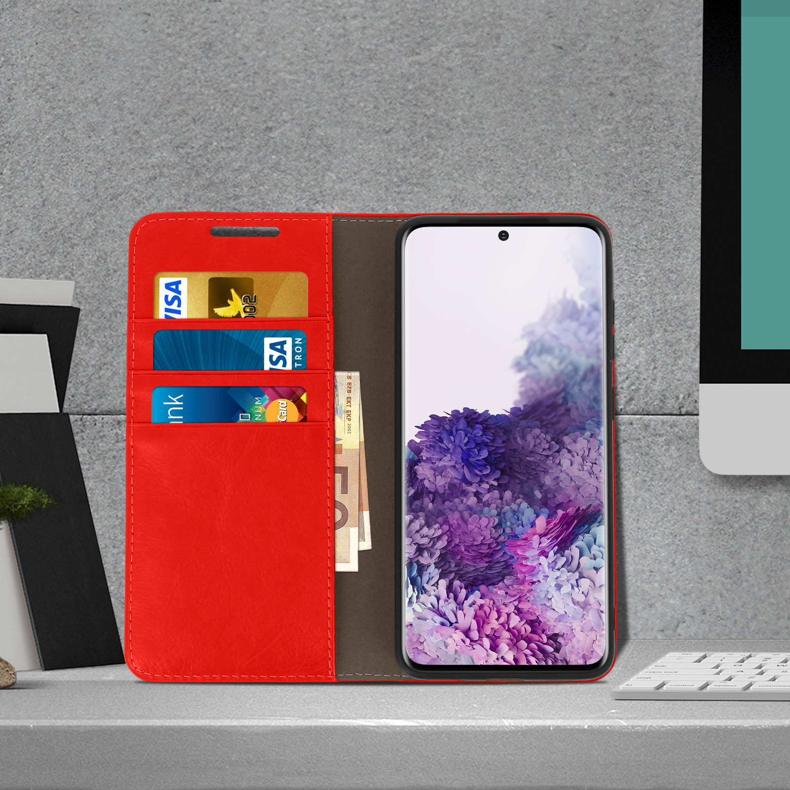 Een rode telefoonhoes portemonnee met creditcards en geld erin, op een grijs oppervlak.