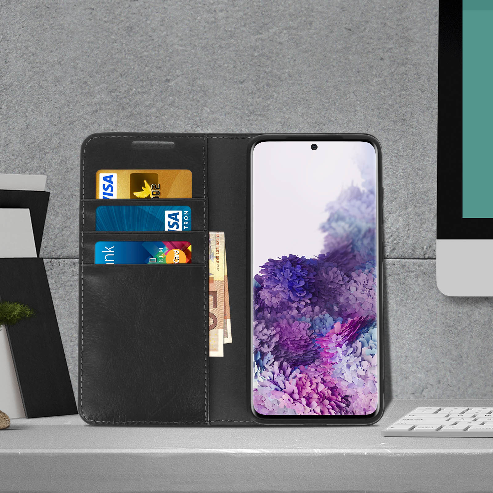 Zwarte telefoonhoes met creditcards en geld erin. De hoes is open.