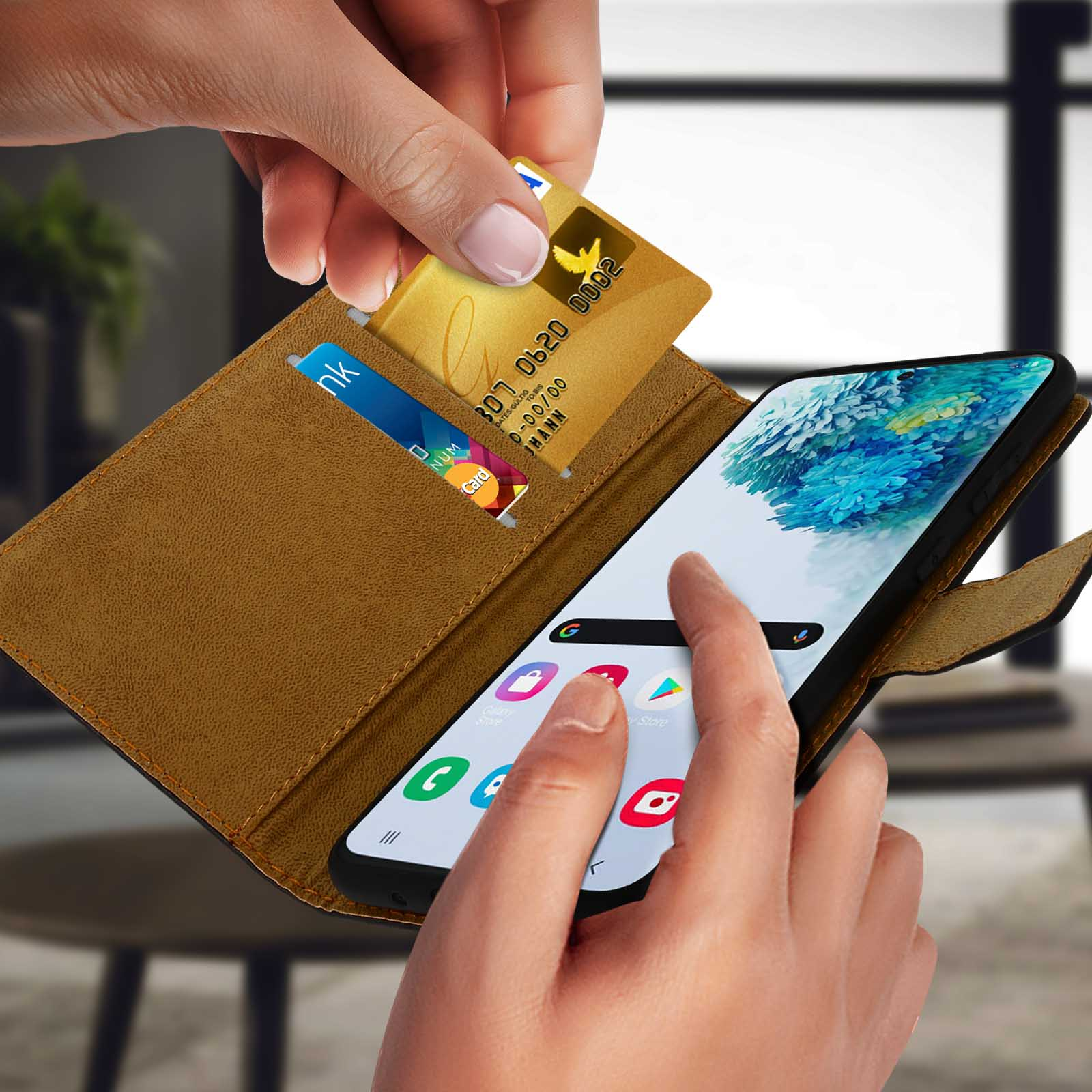 Handen die een telefoonhoes vasthouden, creditcards insteken en tonen, en een telefoonscherm.