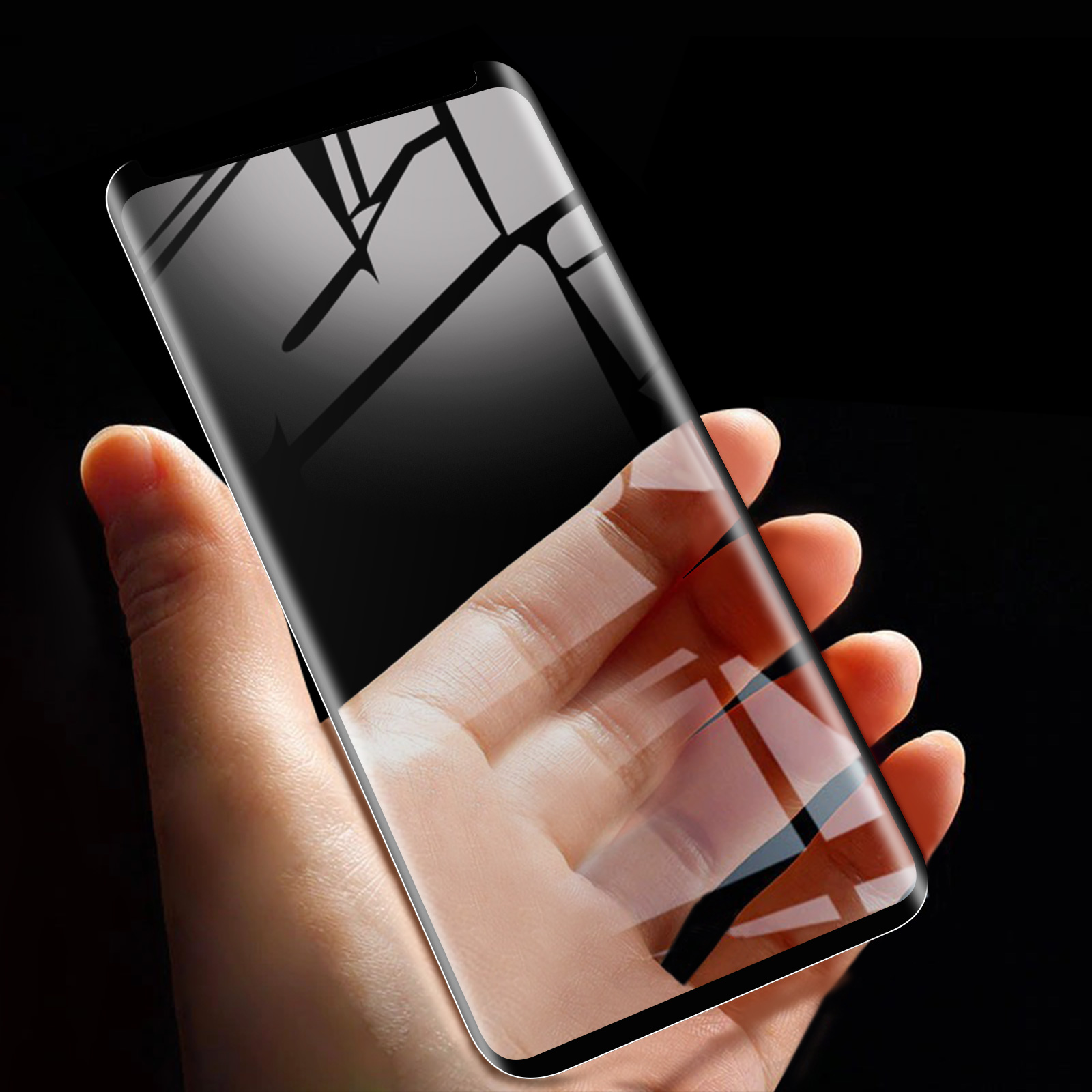 Una mano tiene un telefono con protezione schermo. Lo schermo mostra un motivo geometrico e ha uno sfondo nero.