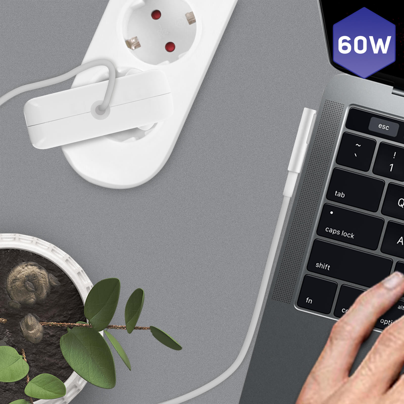 Un laptop collegato a un adattatore di alimentazione. L'adattatore è collegato a una presa a muro.