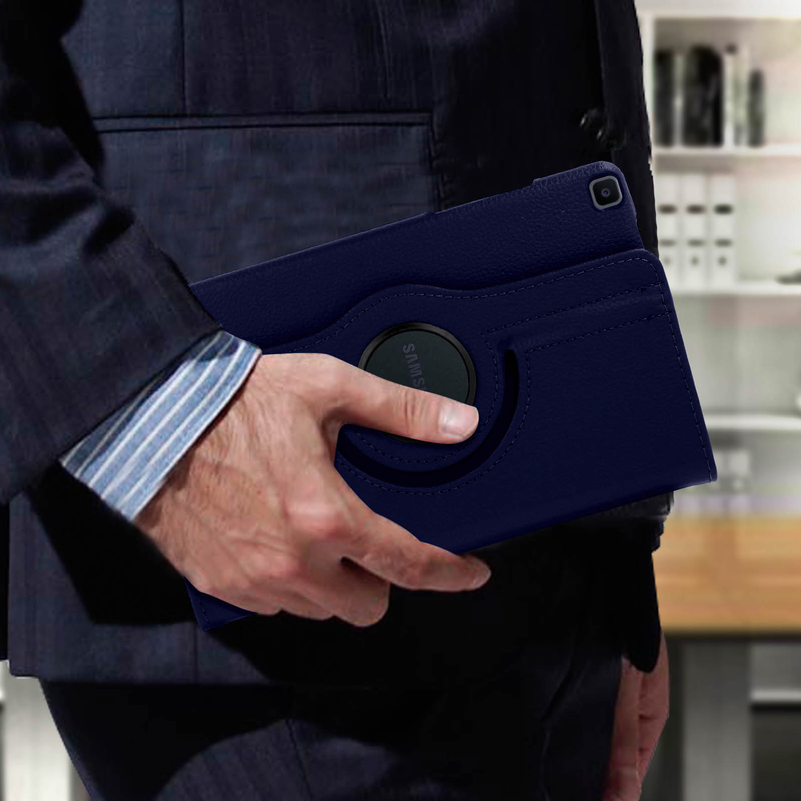 Una persona che tiene un tablet blu in una custodia blu scuro. La custodia ha un cerchio rotante.