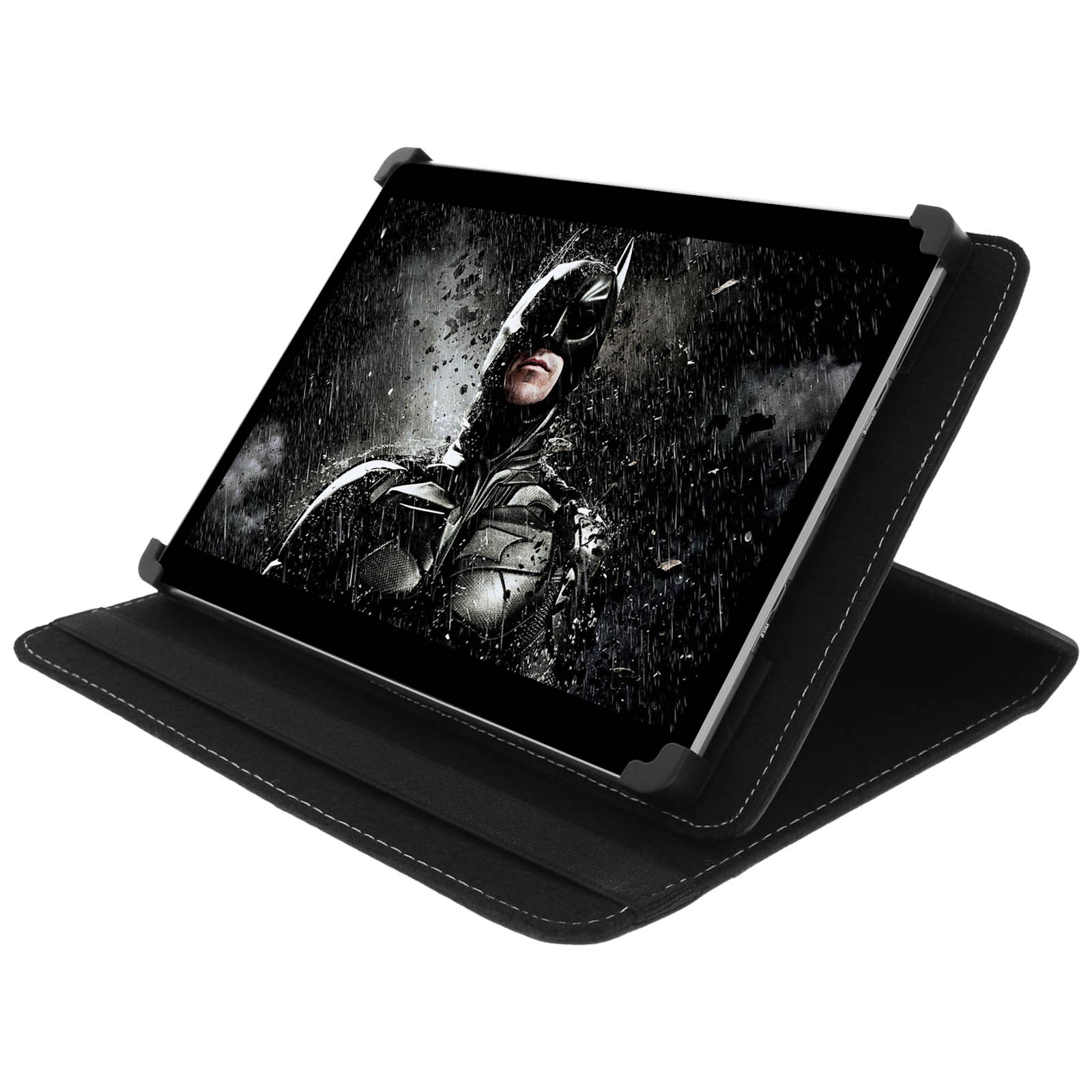Un tablet mostra un'immagine di Batman. È in una custodia nera aperta. Lo sfondo è bianco.